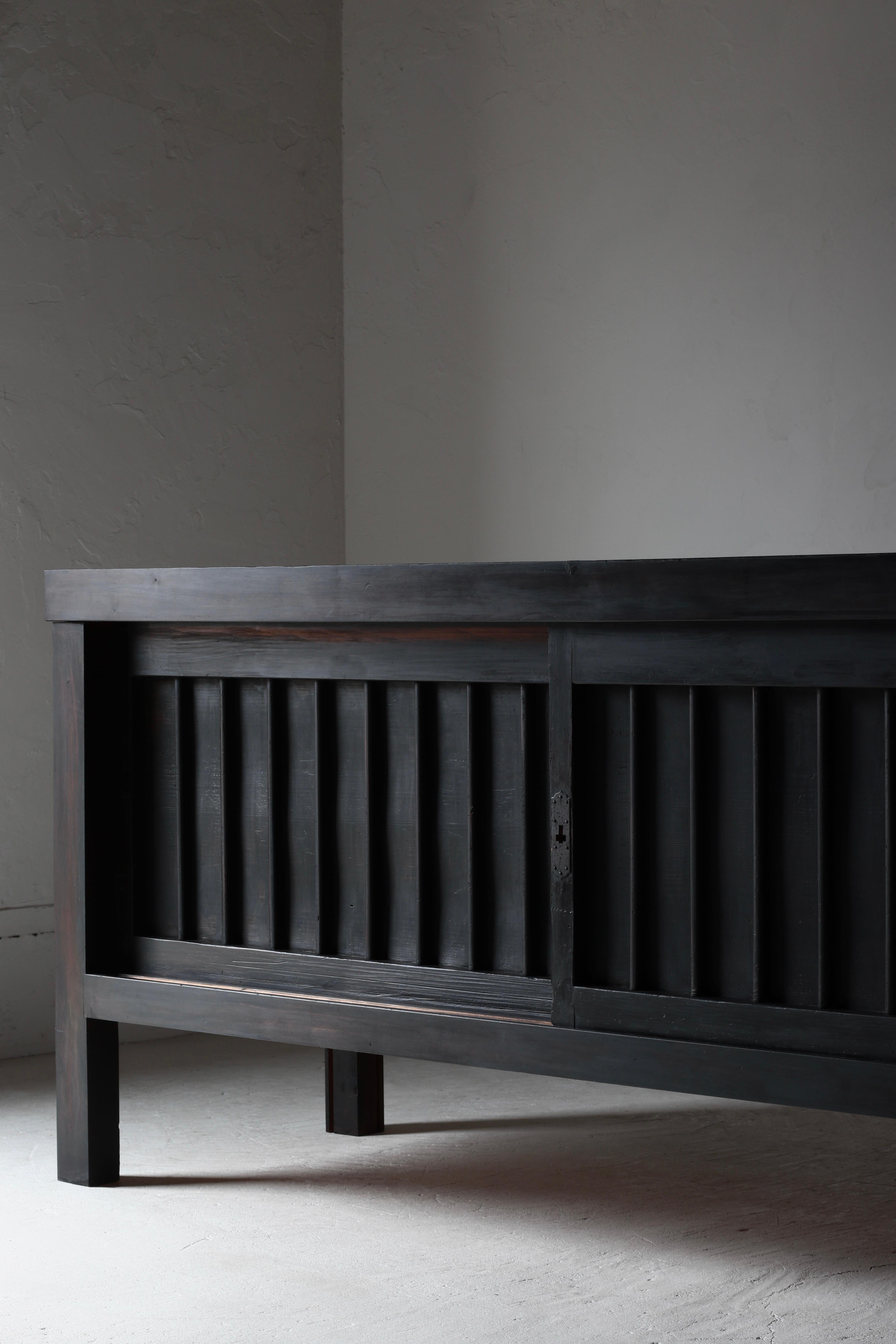 Antico Tansu nero di grandi dimensioni / Credenza / 1868-1912 Wabi-sabi giapponese In condizioni buone in vendita a Iwate-gun Shizukuishi-cho, Iwate Prefecture
