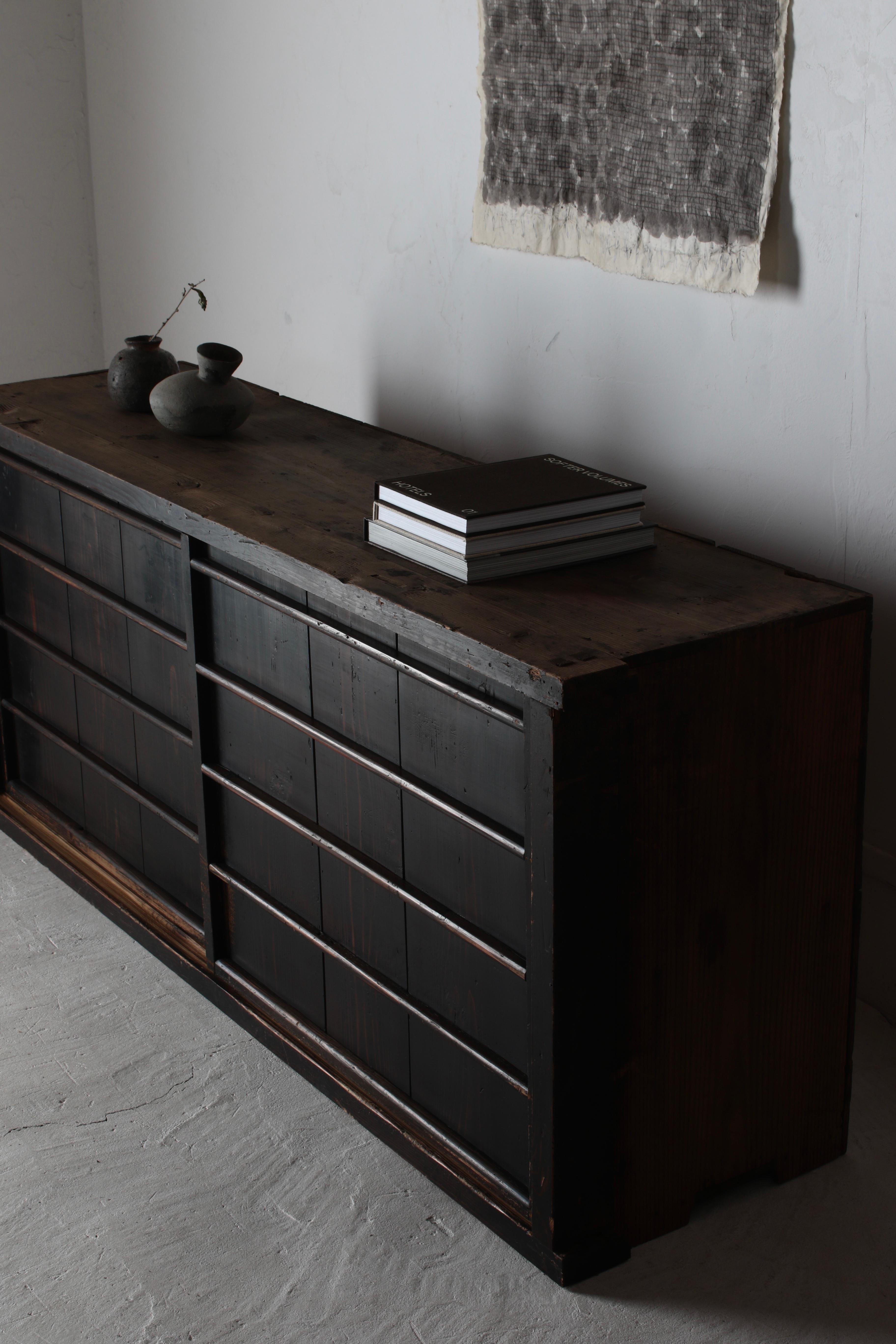 Antico Tansu nero di grandi dimensioni / Credenza / 1868-1912 Wabi-sabi giapponese In condizioni buone a Iwate-gun Shizukuishi-cho, Iwate Prefecture