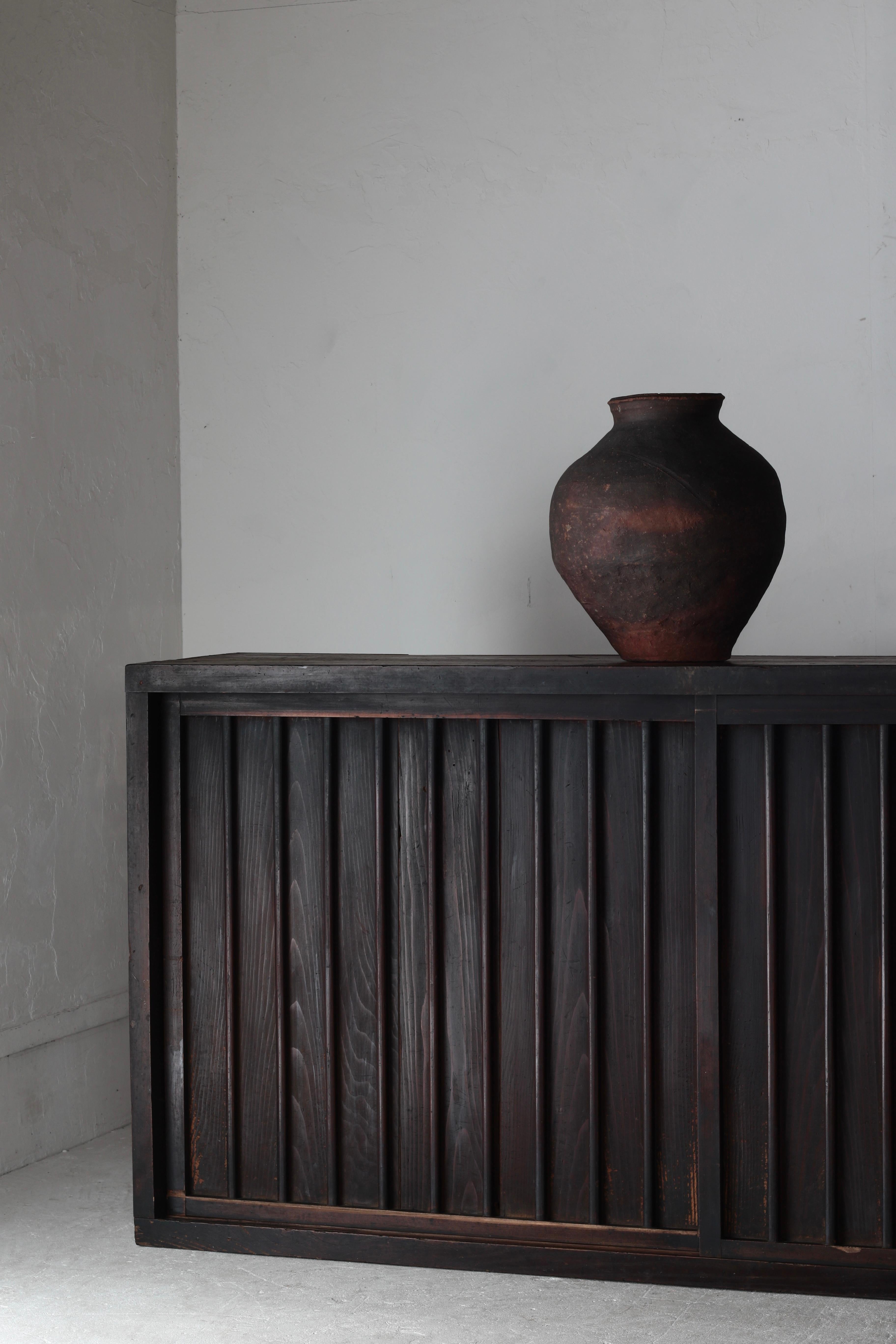 Antiguo Tansu Negro Japonés Grande / Aparador / 1868-1912s / Wabi-Sabi siglo XIX en venta