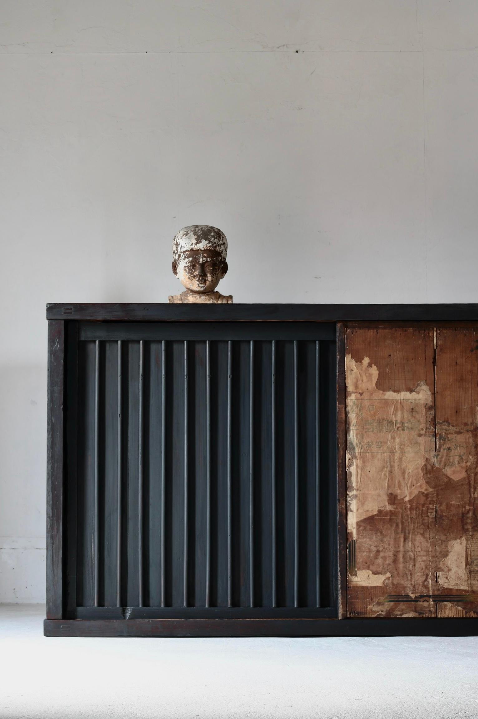 Antiguo Tansu Japonés Negro Grande / Aparador / 1868-1912s Wabi-sabi Madera en venta