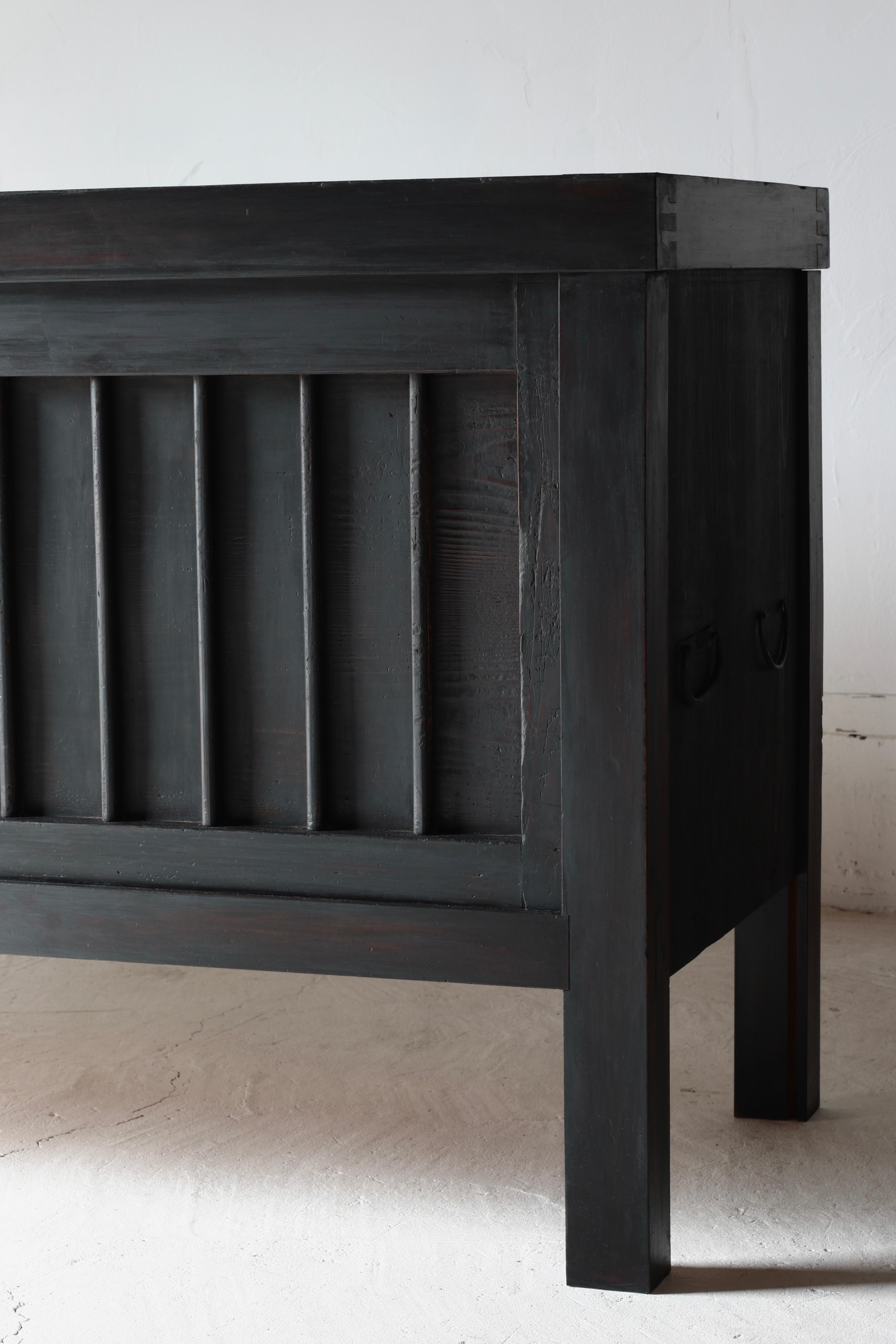 XIX secolo Antico Tansu nero di grandi dimensioni / Credenza / 1868-1912 Wabi-sabi giapponese in vendita