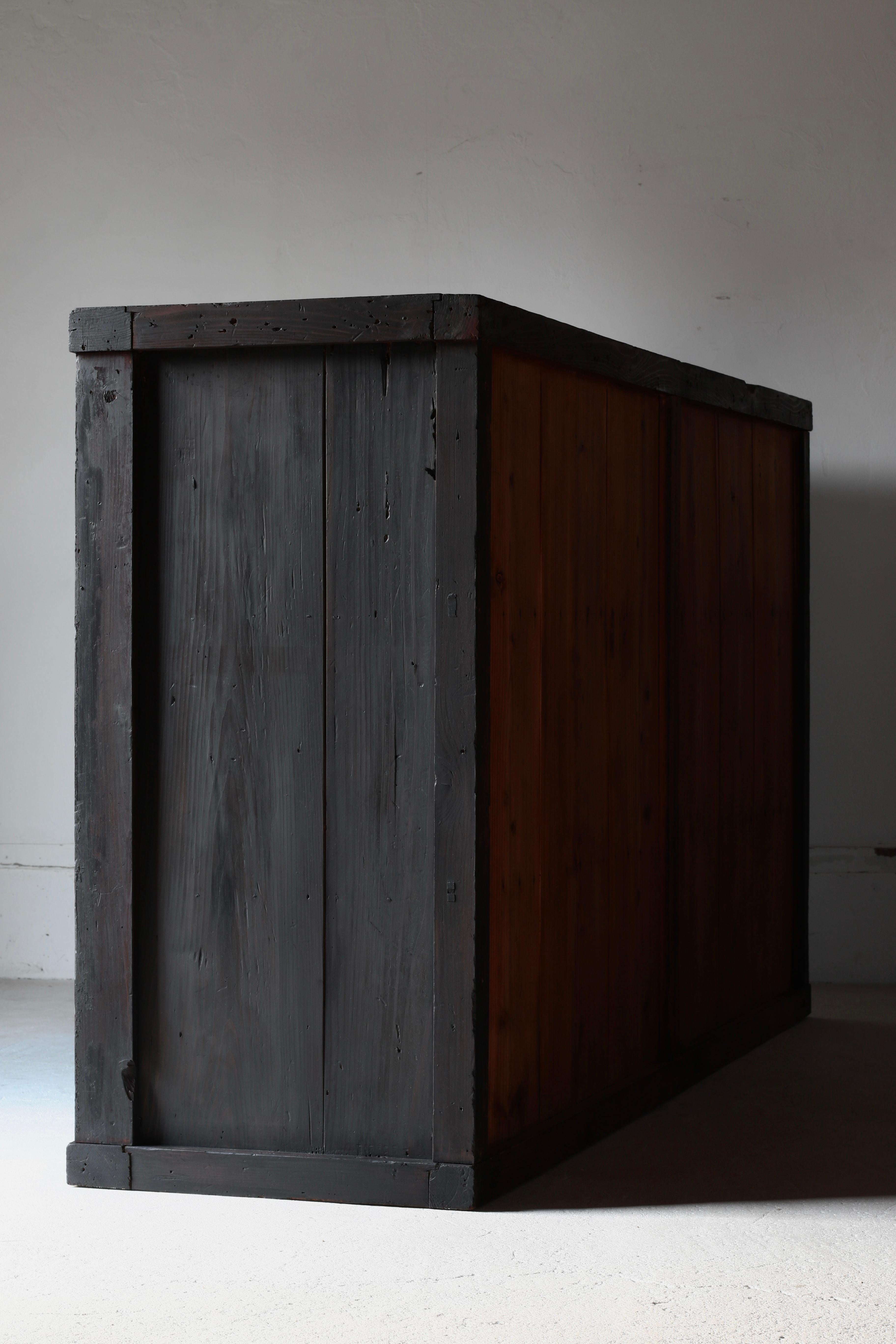 Antiguo Tansu Japonés Negro Grande / Aparador / 1868-1912s Wabi-sabi en venta 1