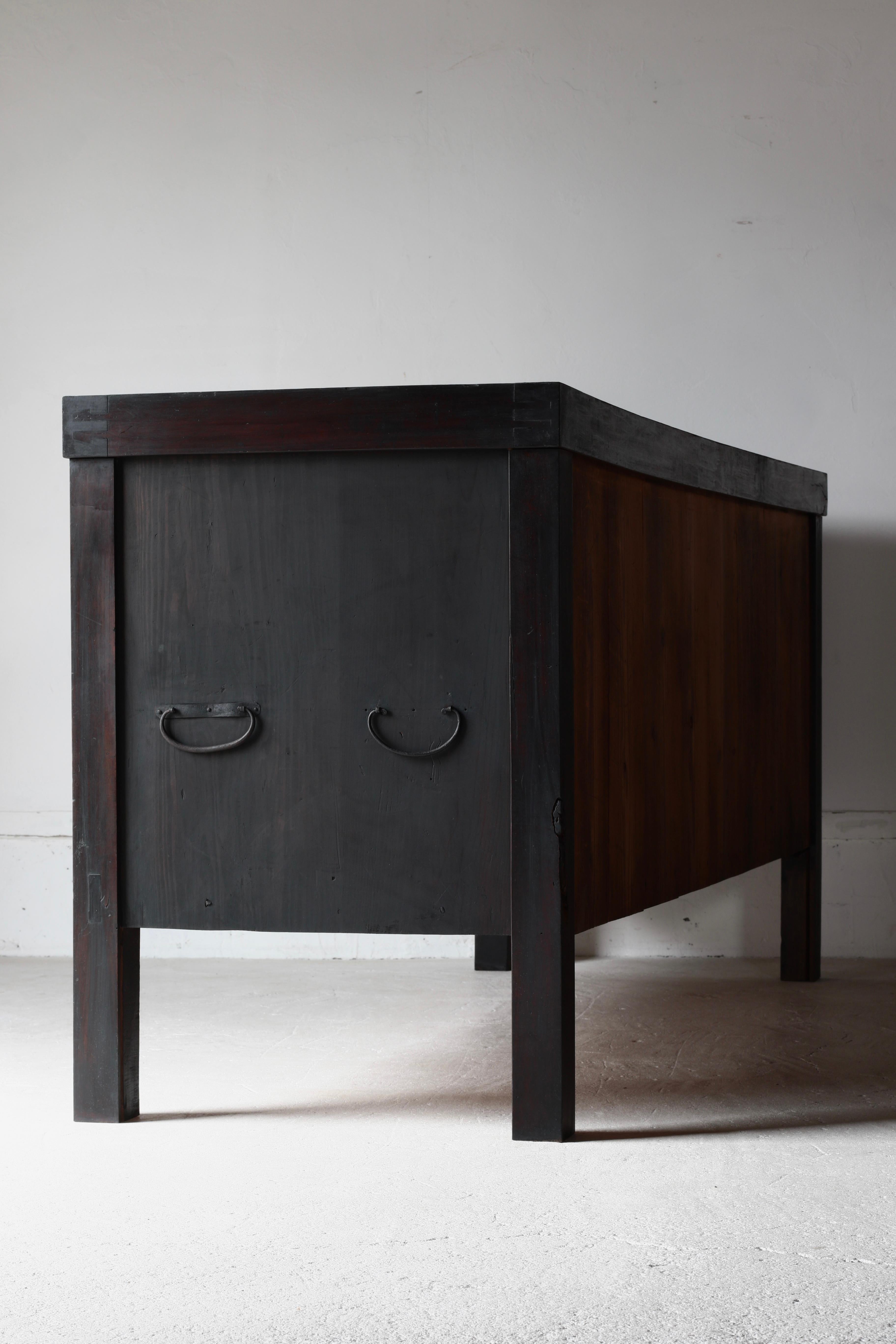 Legno Antico Tansu nero di grandi dimensioni / Credenza / 1868-1912 Wabi-sabi giapponese in vendita