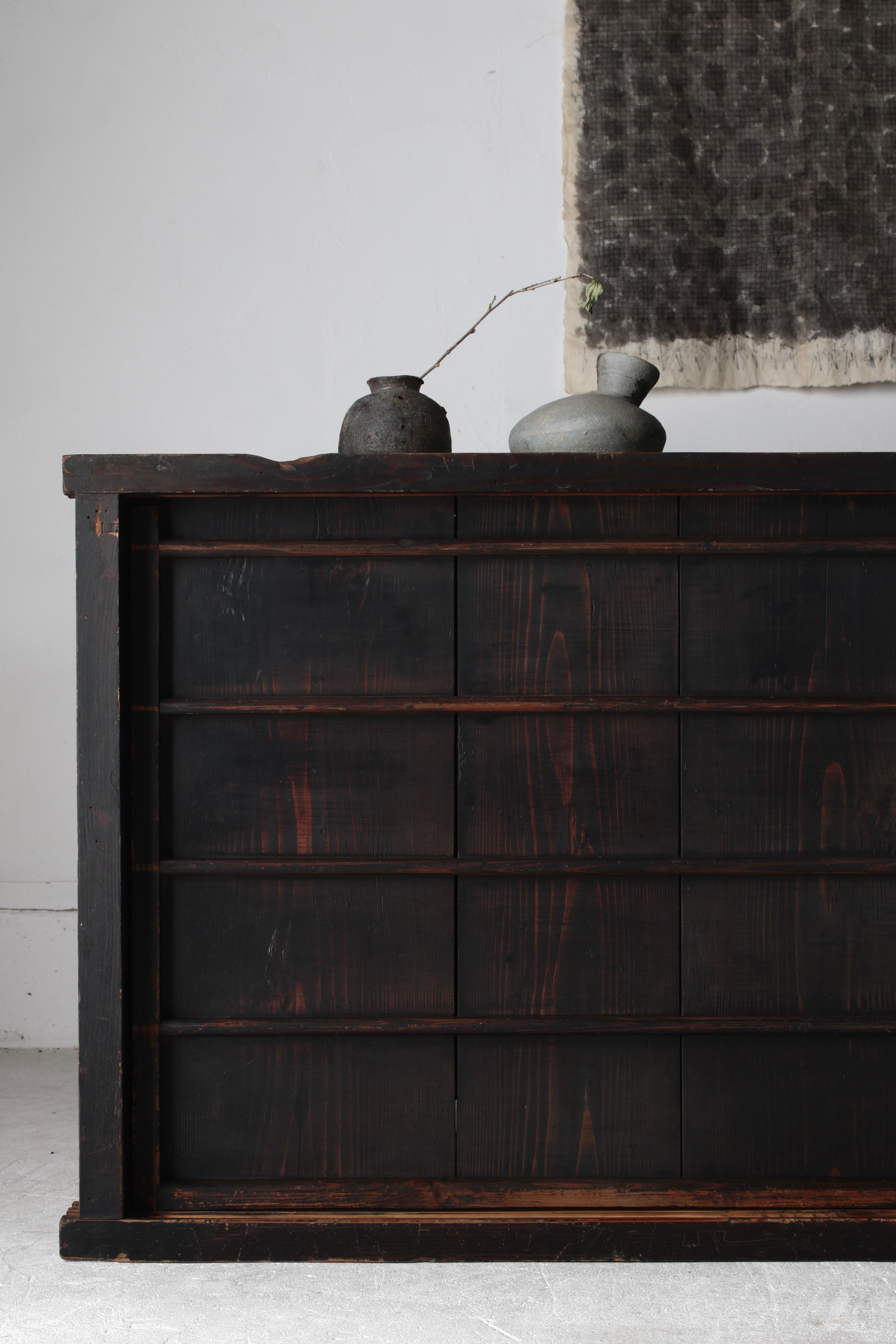 Legno Antico Tansu nero di grandi dimensioni / Credenza / 1868-1912 Wabi-sabi giapponese