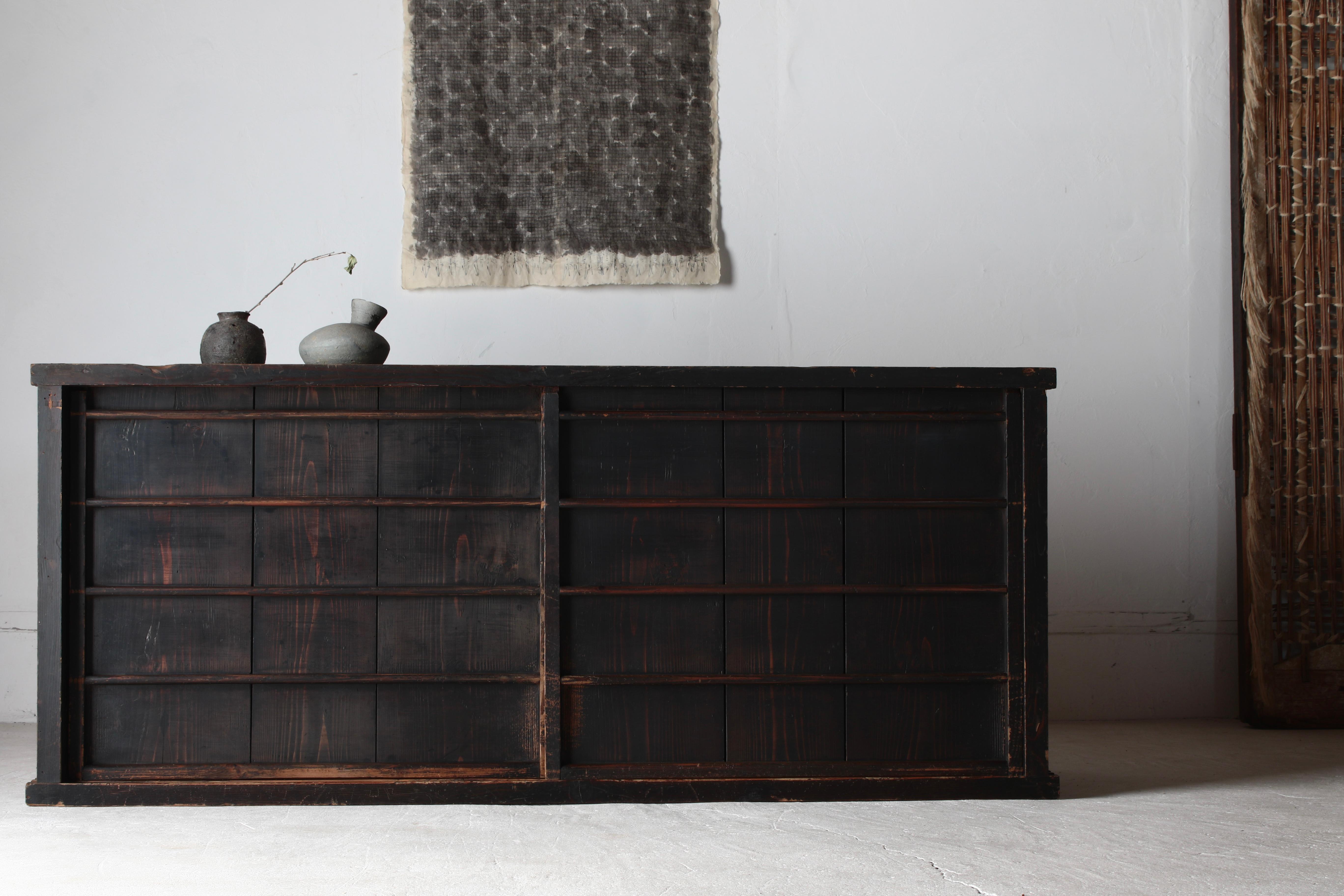 Antico Tansu nero di grandi dimensioni / Credenza / 1868-1912 Wabi-sabi giapponese 1