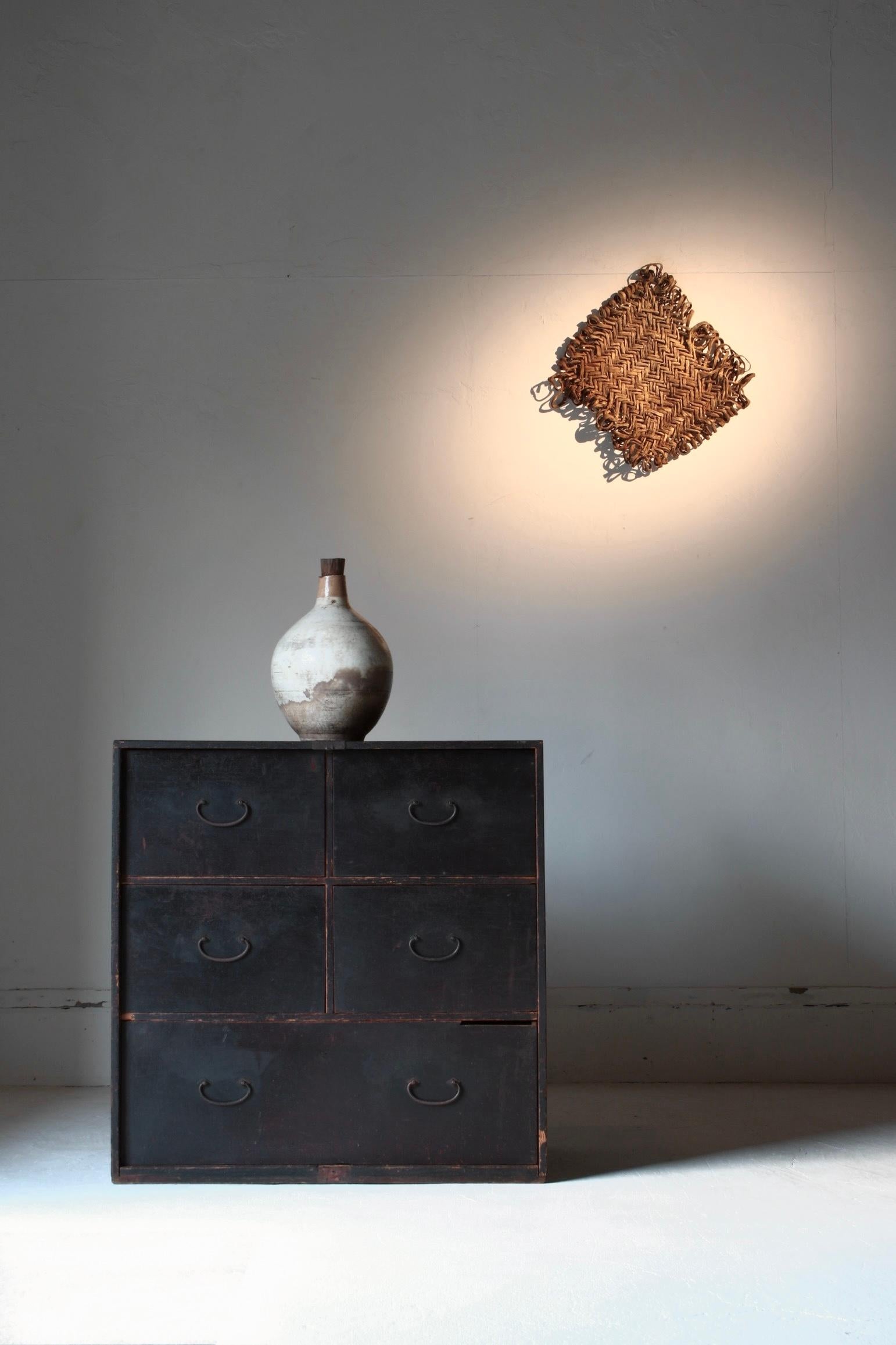 Japanische antike große schwarze Tansu-/Schrankschrankaufbewahrung /1868-1912er Jahre Wabi-Sabi, Wabi-Sabi (Holzarbeit)