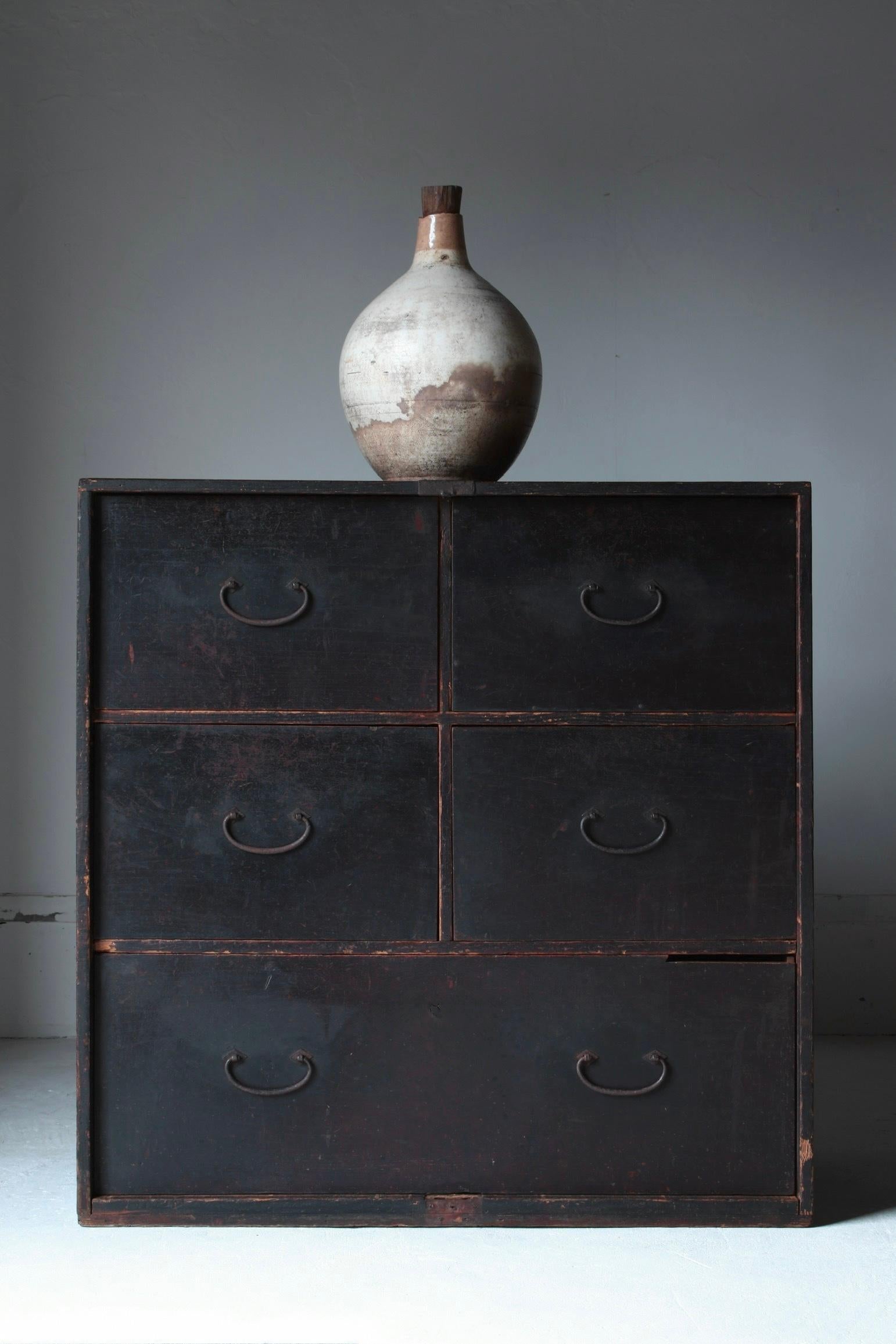 Japanische antike große schwarze Tansu-/Schrankschrankaufbewahrung /1868-1912er Jahre Wabi-Sabi, Wabi-Sabi (19. Jahrhundert)