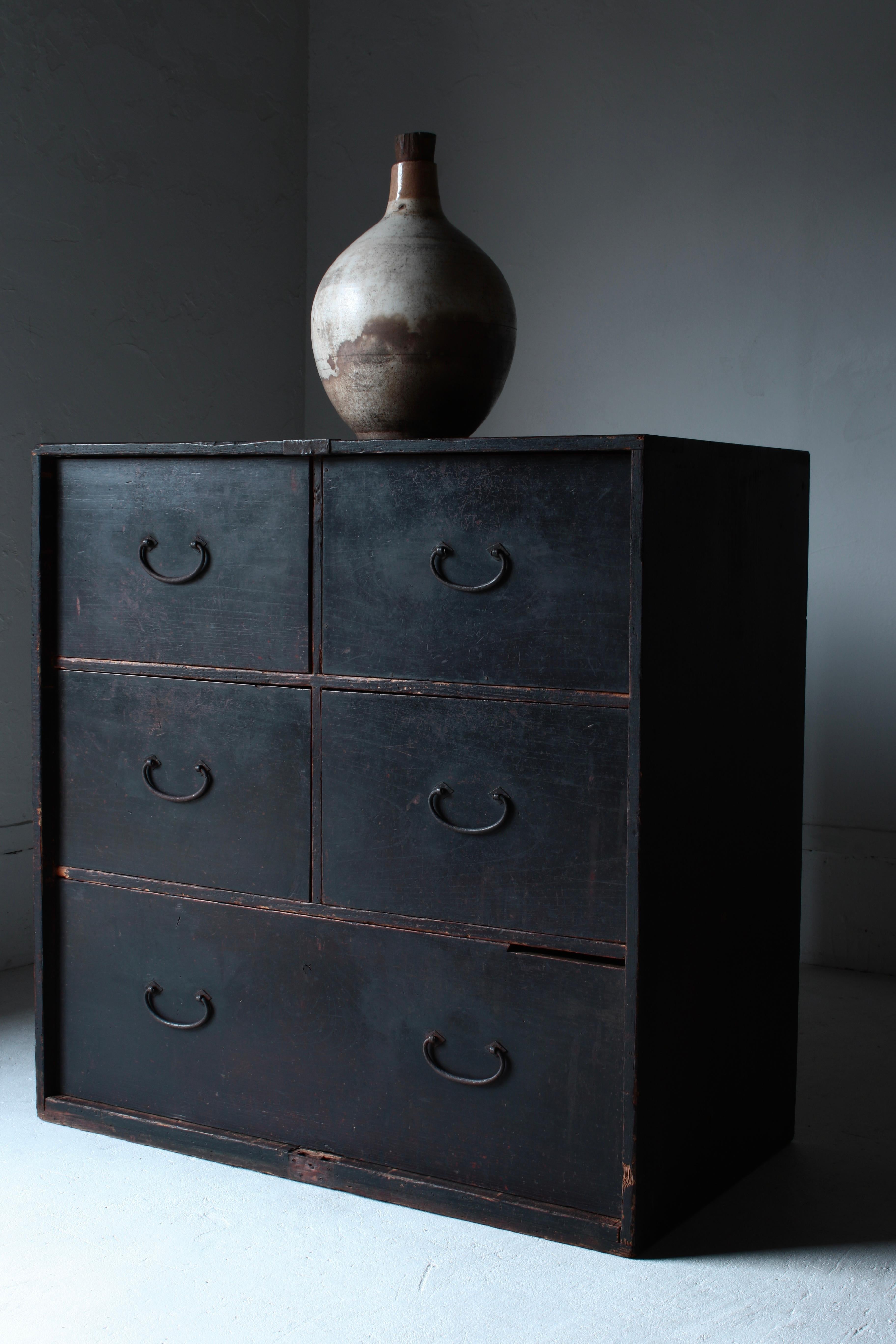 Japanische antike große schwarze Tansu-/Schrankschrankaufbewahrung /1868-1912er Jahre Wabi-Sabi, Wabi-Sabi (Holz)