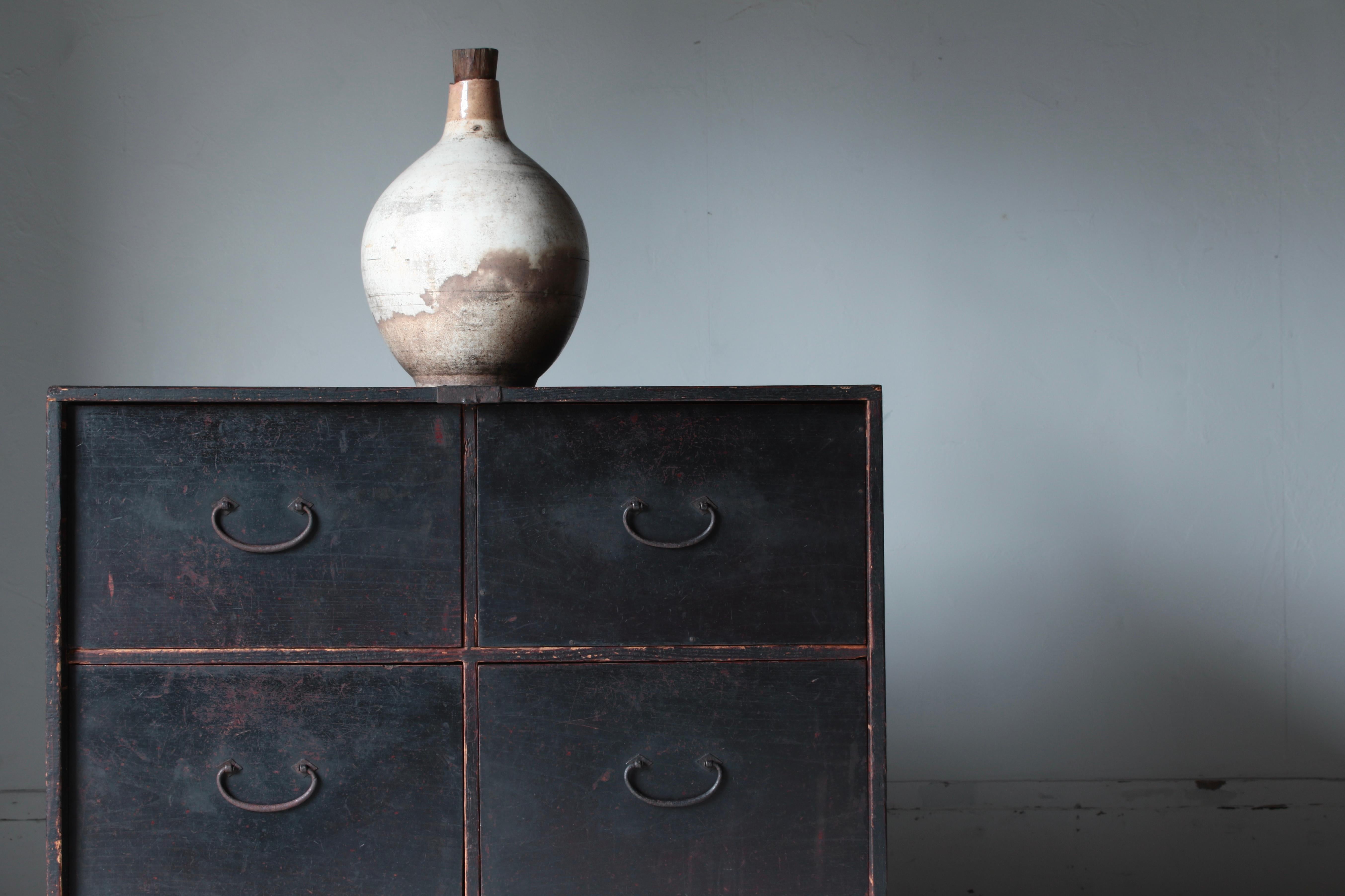 Japanische antike große schwarze Tansu-/Schrankschrankaufbewahrung /1868-1912er Jahre Wabi-Sabi, Wabi-Sabi 1