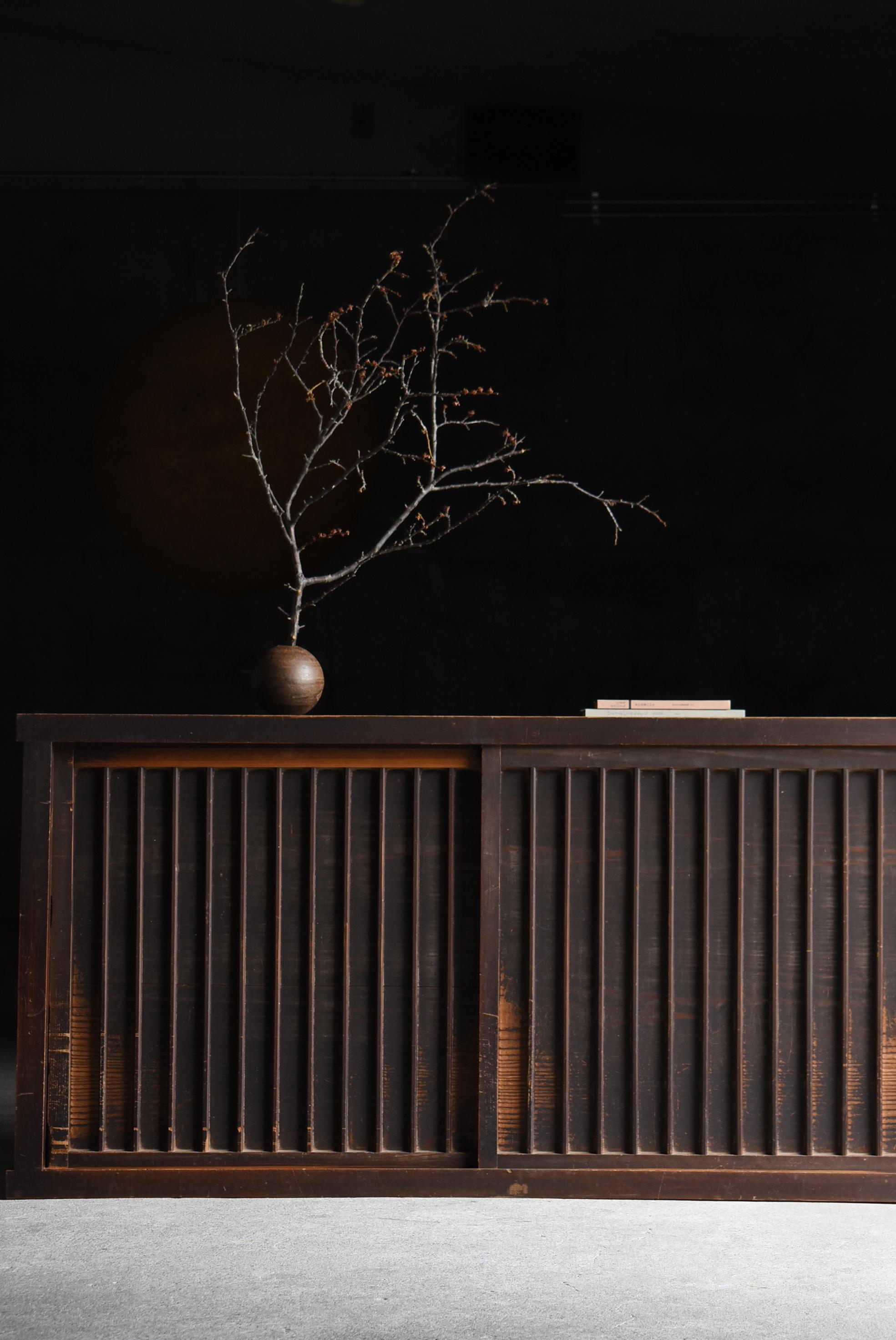 Il s'agit d'un grand coffre Tansu antique de couleur marron provenant du Japon. Alors que les finitions laquées noires sont plus courantes, un Tansu avec ce ton brun chaud est très inhabituel et donc particulièrement rare. Fabriqué pendant la