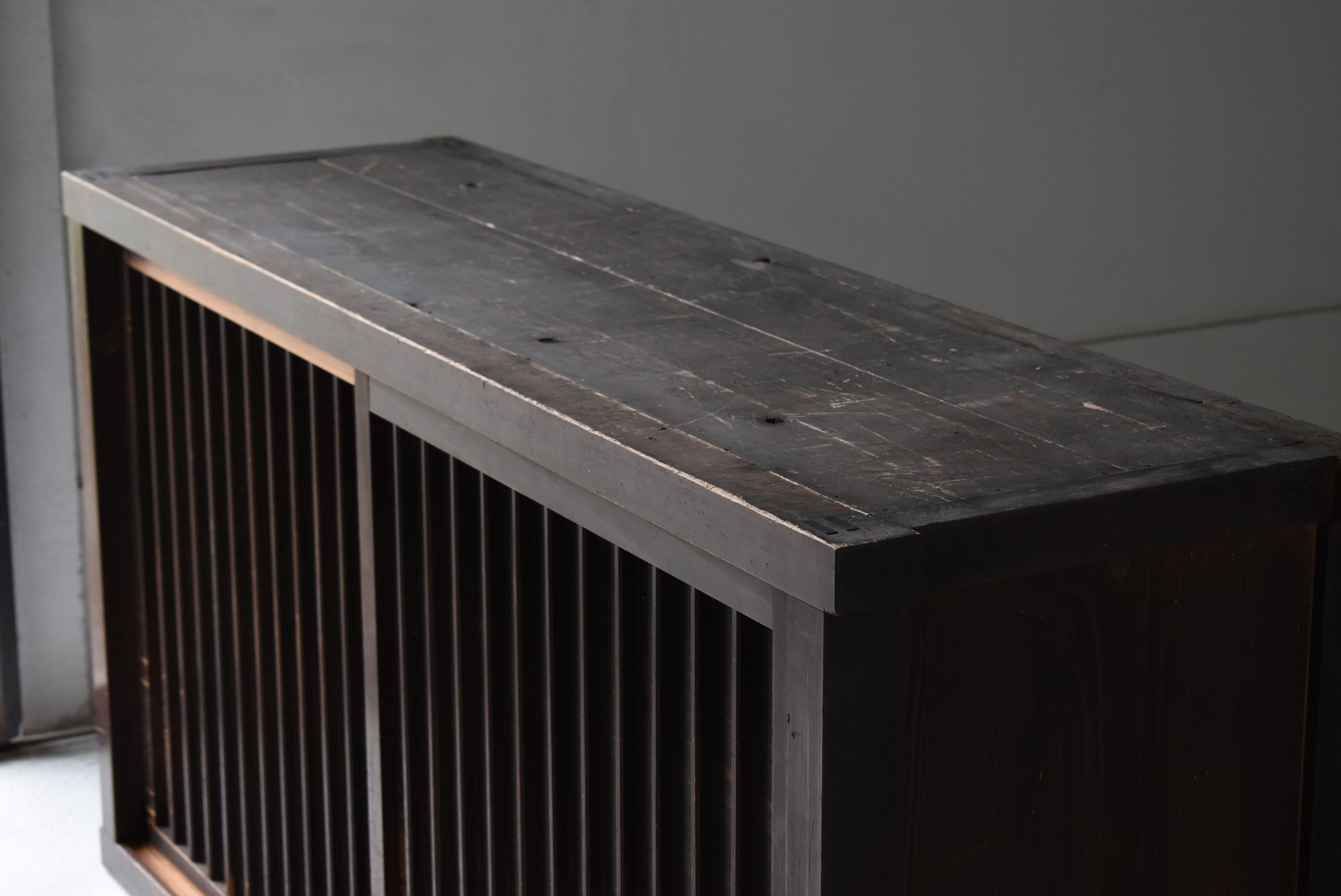 Japonais Grand Tansu brun ancien japonais 1860s-1900s / Sideboard Cabinet Wabisabi en vente