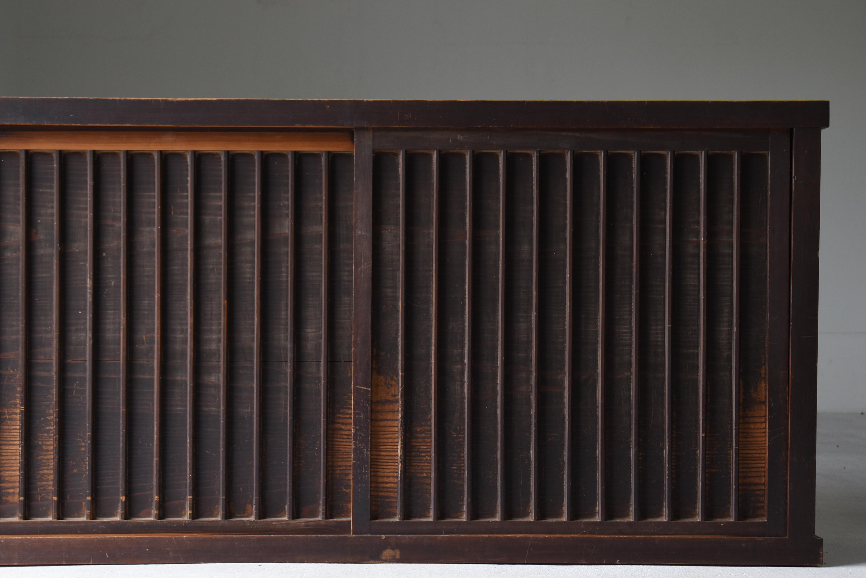 Travail du bois Grand Tansu brun ancien japonais 1860s-1900s / Sideboard Cabinet Wabisabi en vente