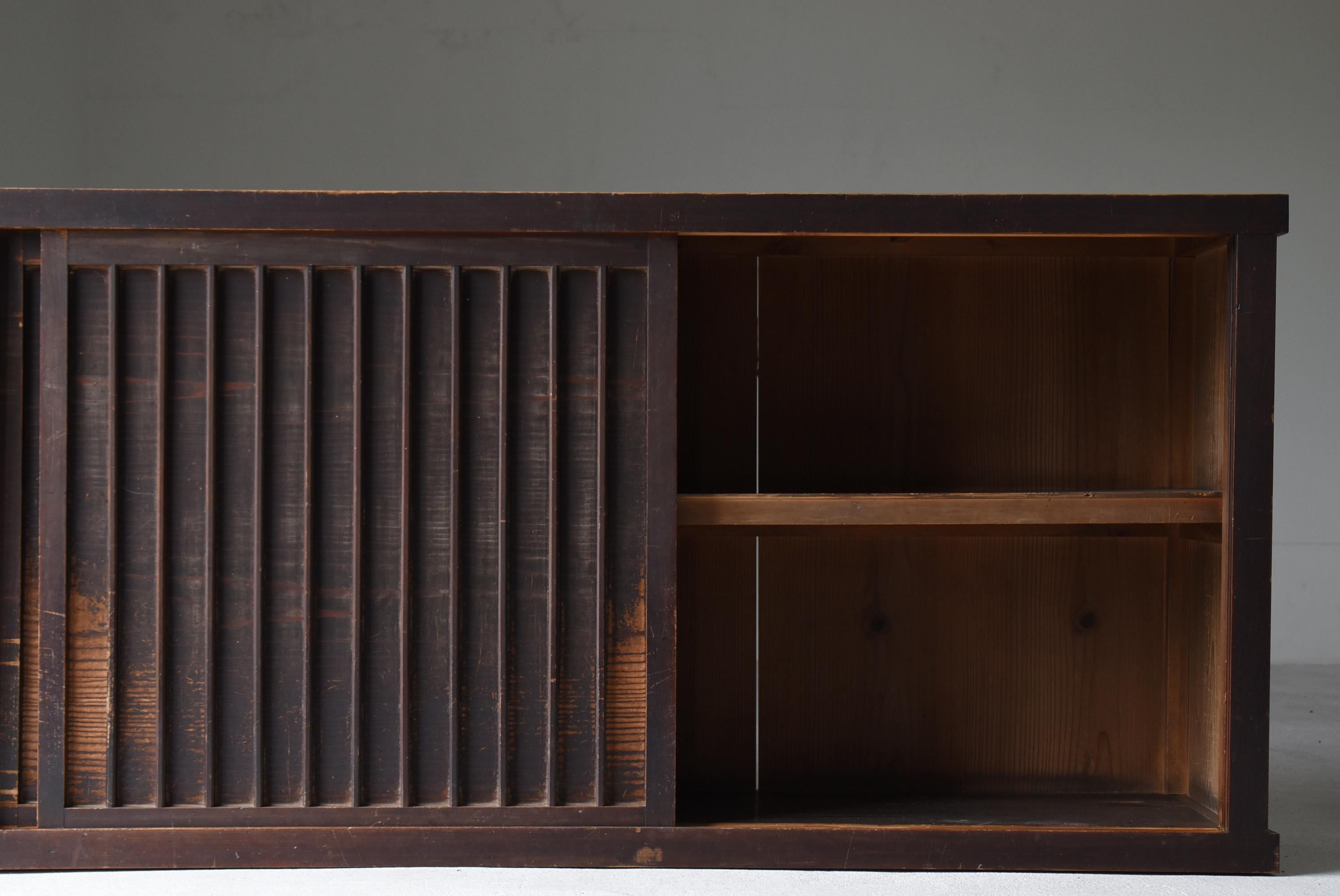 Cèdre Grand Tansu brun ancien japonais 1860s-1900s / Sideboard Cabinet Wabisabi en vente