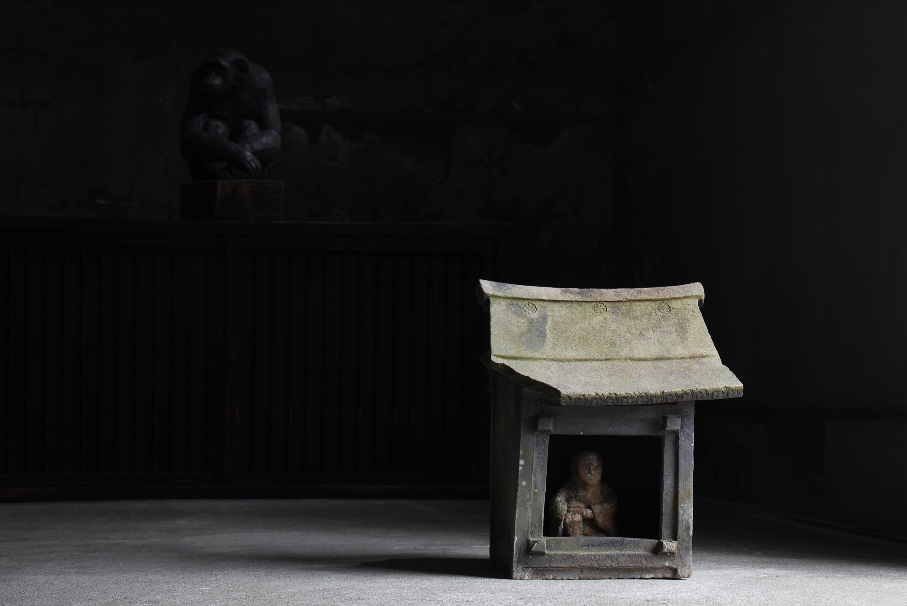 Se trata de un antiguo santuario de cerámica japonesa (zushi).
Se fabricó durante los periodos Meiji y Taisho (décadas de 1860 a 1920), y se colocaba principalmente en jardines para consagrar a deidades.
La palabra 