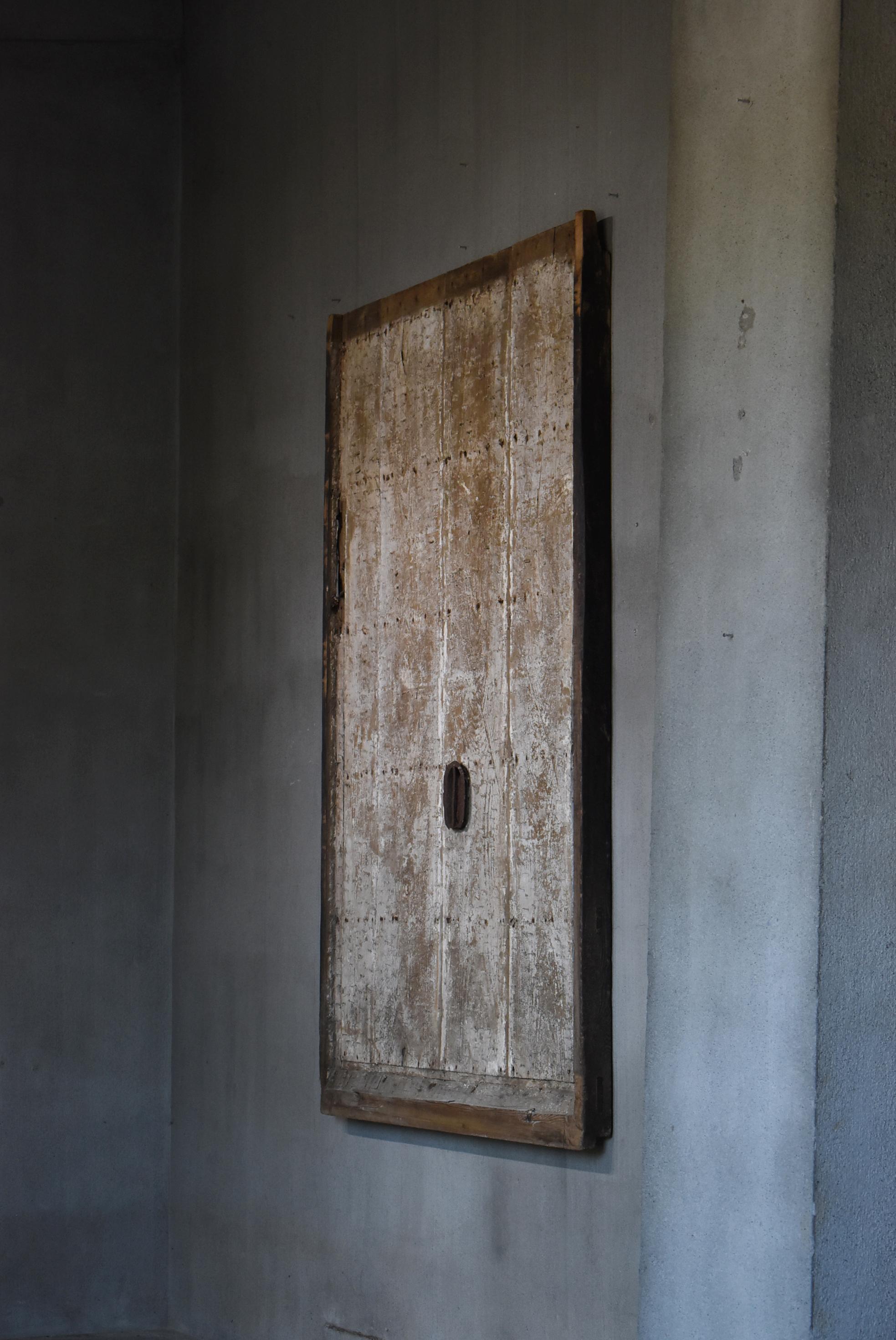 This is an old Japanese-made sliding door from an old warehouse.
It was made during the Meiji period (1860s-1900s) and is a special piece that has passed through a long period of time.

Originally, the entire surface of the sliding door was covered