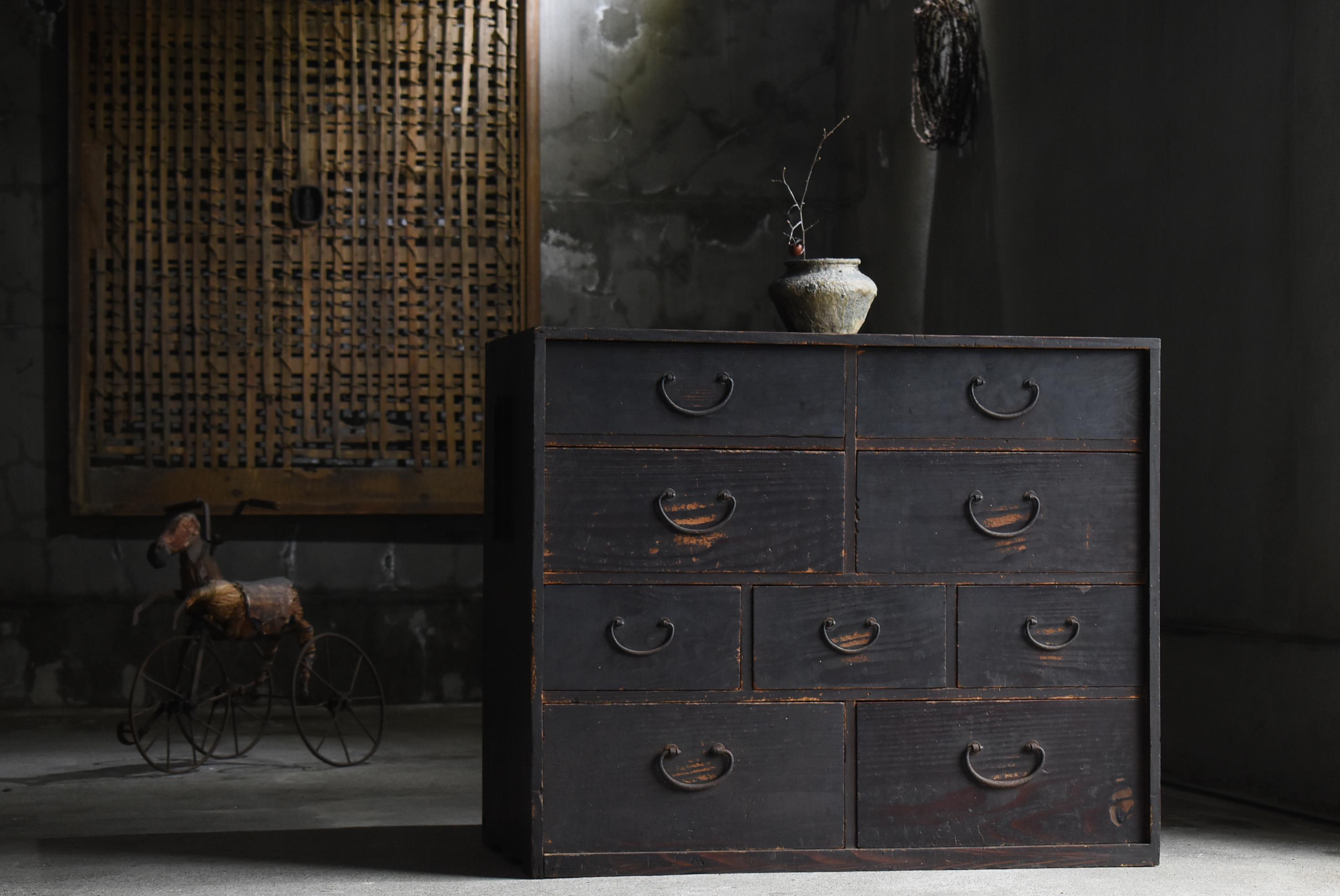 Sehr alter großer Schubladenschrank aus Japan.
Die Möbel stammen aus der Meiji-Periode (1860-1900er Jahre).
MATERIAL ist Zedernholz. Die Griffe sind aus Eisen gefertigt.

Das Design ist einfach und schlank.
Es ist ein sehr schönes Möbelstück mit