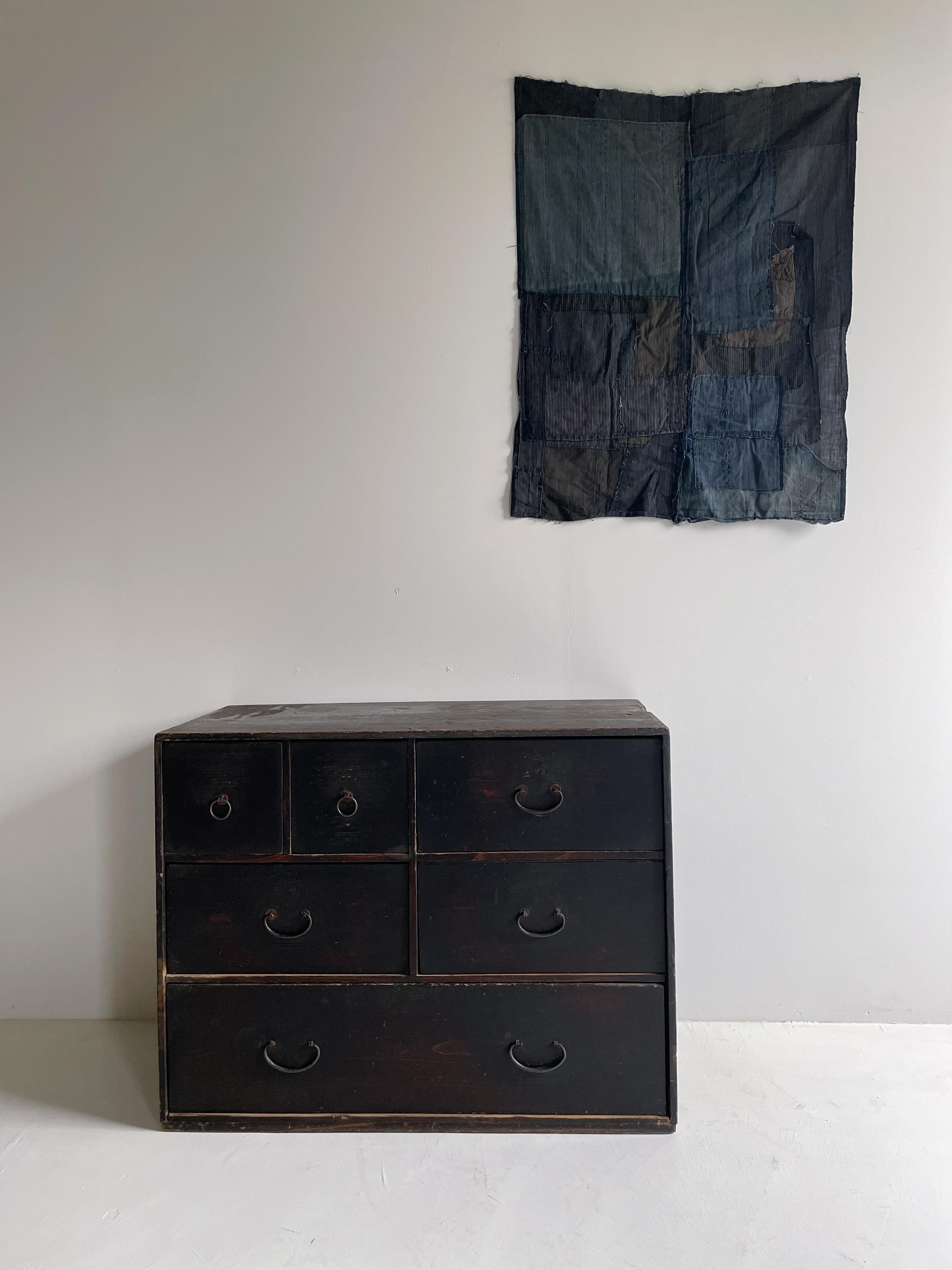 Sehr alter großer Schubladenschrank aus Japan.
Die Möbel stammen aus der Meiji-Periode (1860-1900er Jahre).
MATERIAL ist Zedernholz. Die Griffe sind aus Eisen gefertigt.

Das Design ist einfach und schlank.
Es ist ein sehr schönes Möbelstück mit
