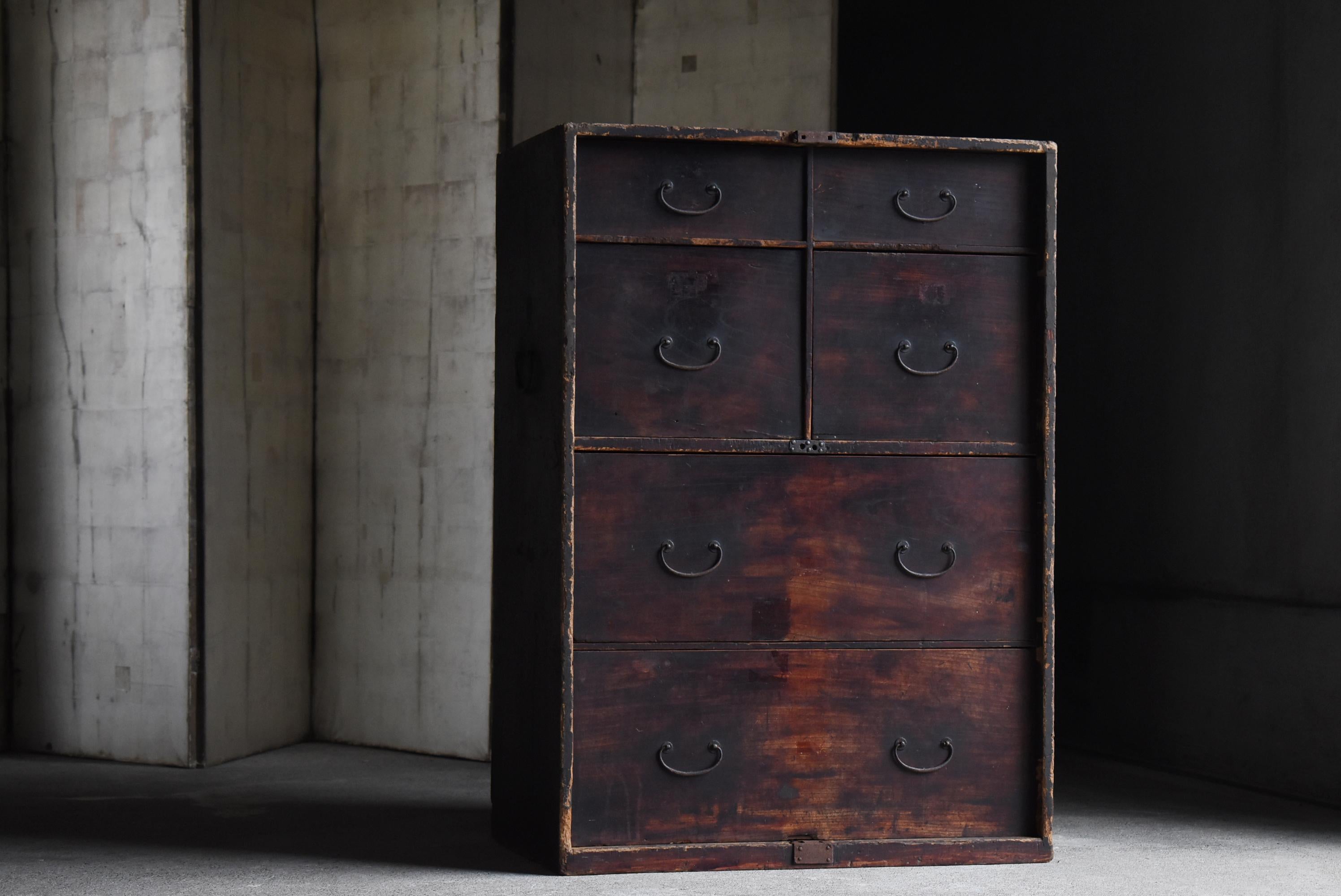 This is a Japanese made drawer storage.
It was made between the Meiji and Taisho periods (1860s-1920s), and is a piece of furniture with a long history that still has a strong presence after many years.

The outer frame is made of lightweight,