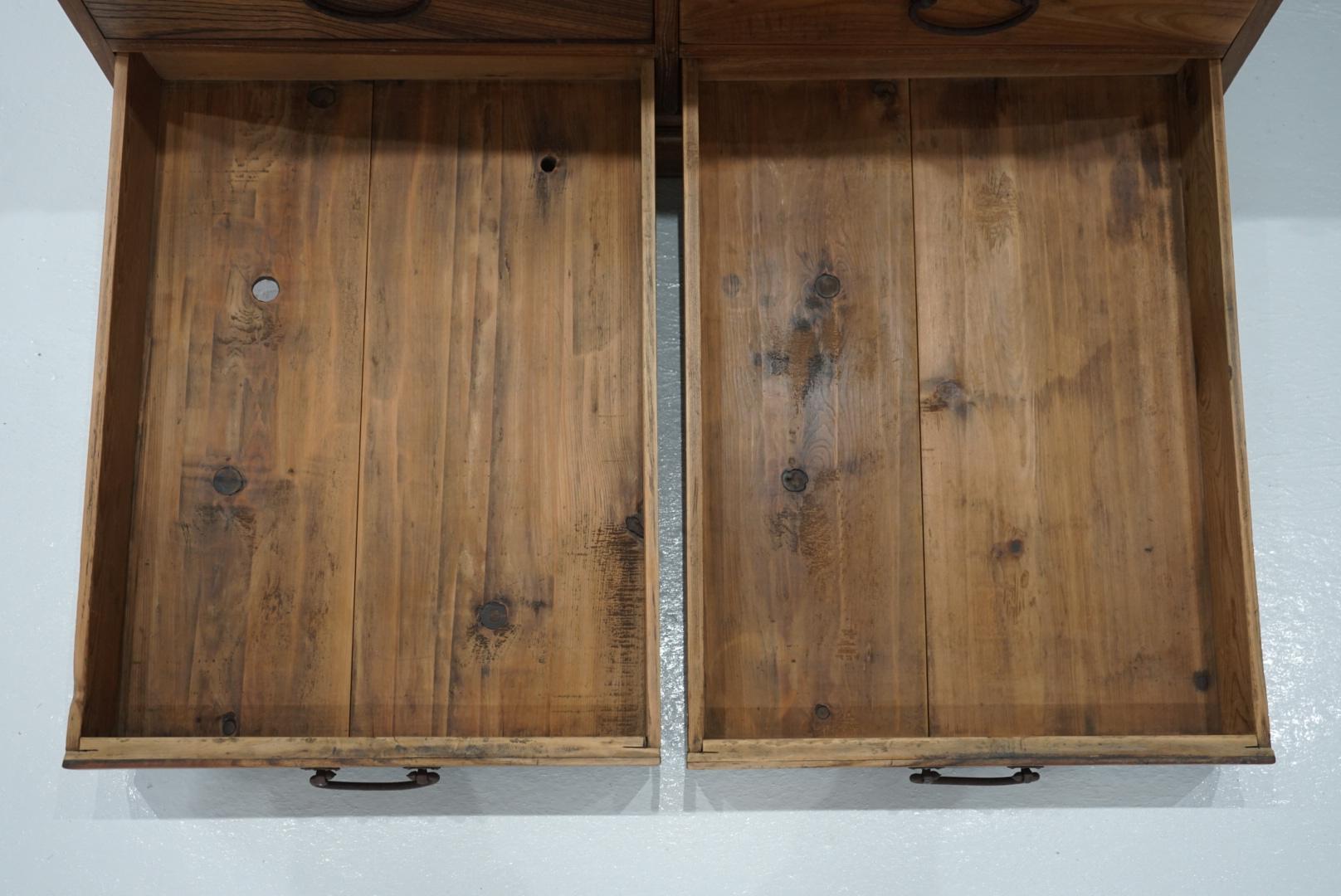 Antikes japanisches, großes Schubladen-Aufbewahrungsregal, Wabi-Sabi Japandi 1868er-1926er Jahre (19. Jahrhundert) im Angebot