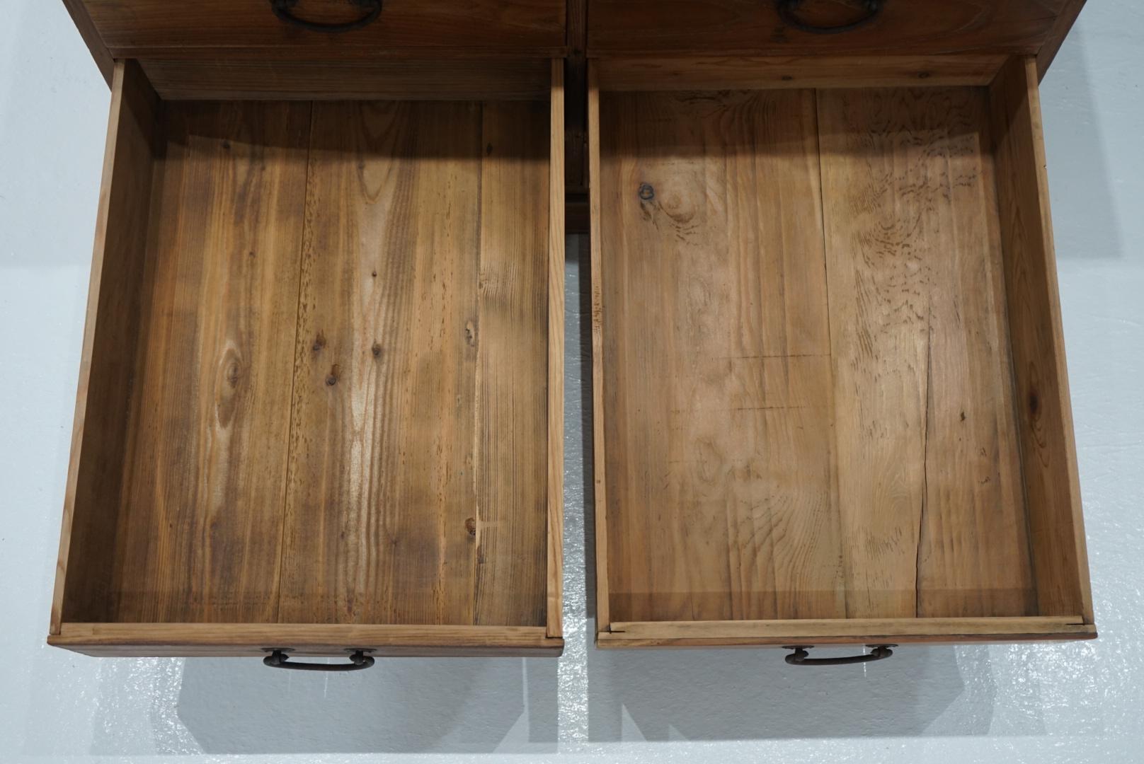 Antikes japanisches, großes Schubladen-Aufbewahrungsregal, Wabi-Sabi Japandi 1868er-1926er Jahre (Holz) im Angebot