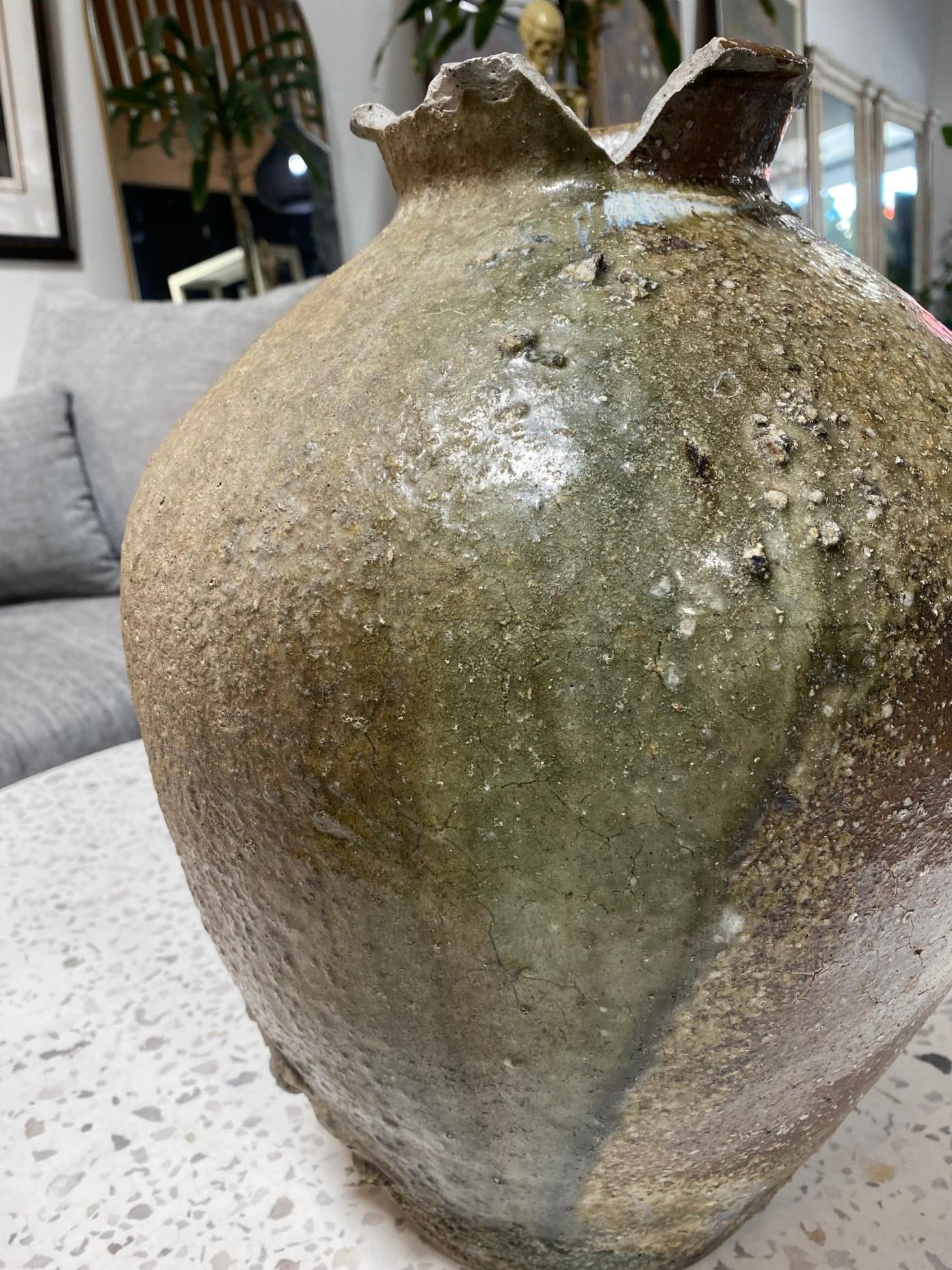 Japanese Antique Large Edo Wabi-Sabi Shigaraki Art Pottery Jar Tsubo Pot Vase In Good Condition For Sale In Studio City, CA