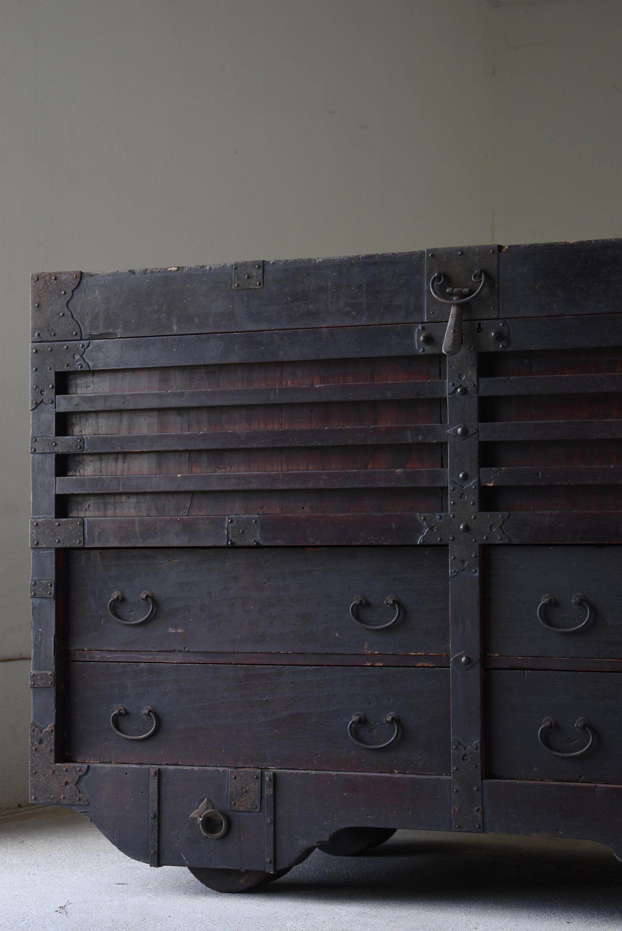 Japanische antike große Kuruma Tansu 1800er-1860er Jahre / Schrank Sideboard Wabi Sabi, Wabi Sabi, antik im Angebot 9