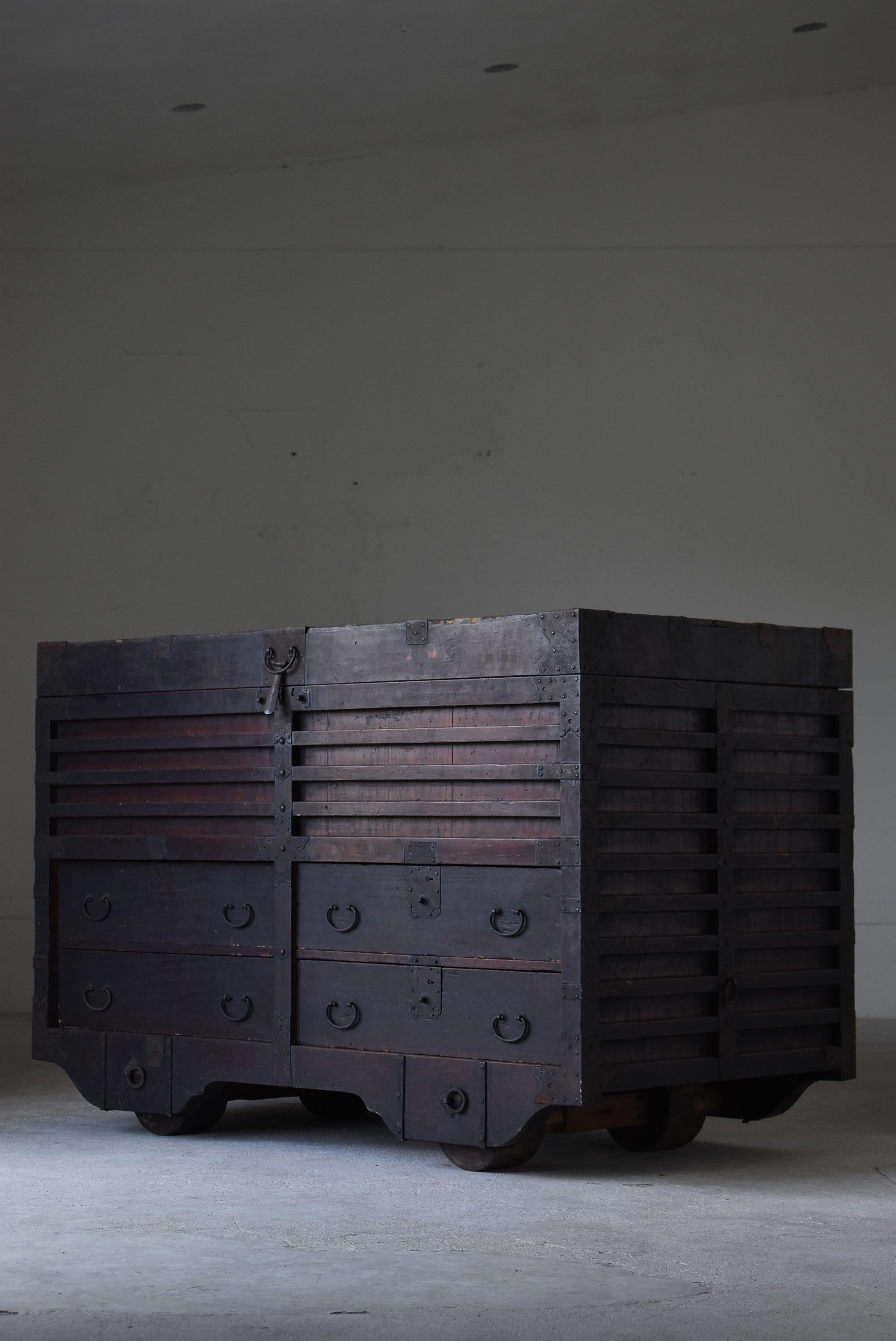 Dies ist eine alte, große, in Japan hergestellte Kuruma-Tansu.
Sie wurde in der Edo-Periode (1800-1860) hergestellt und ist ein kraftvolles und würdevolles Stück, das die Fähigkeiten und den ästhetischen Sinn der Handwerker jener Zeit auf die Spitze