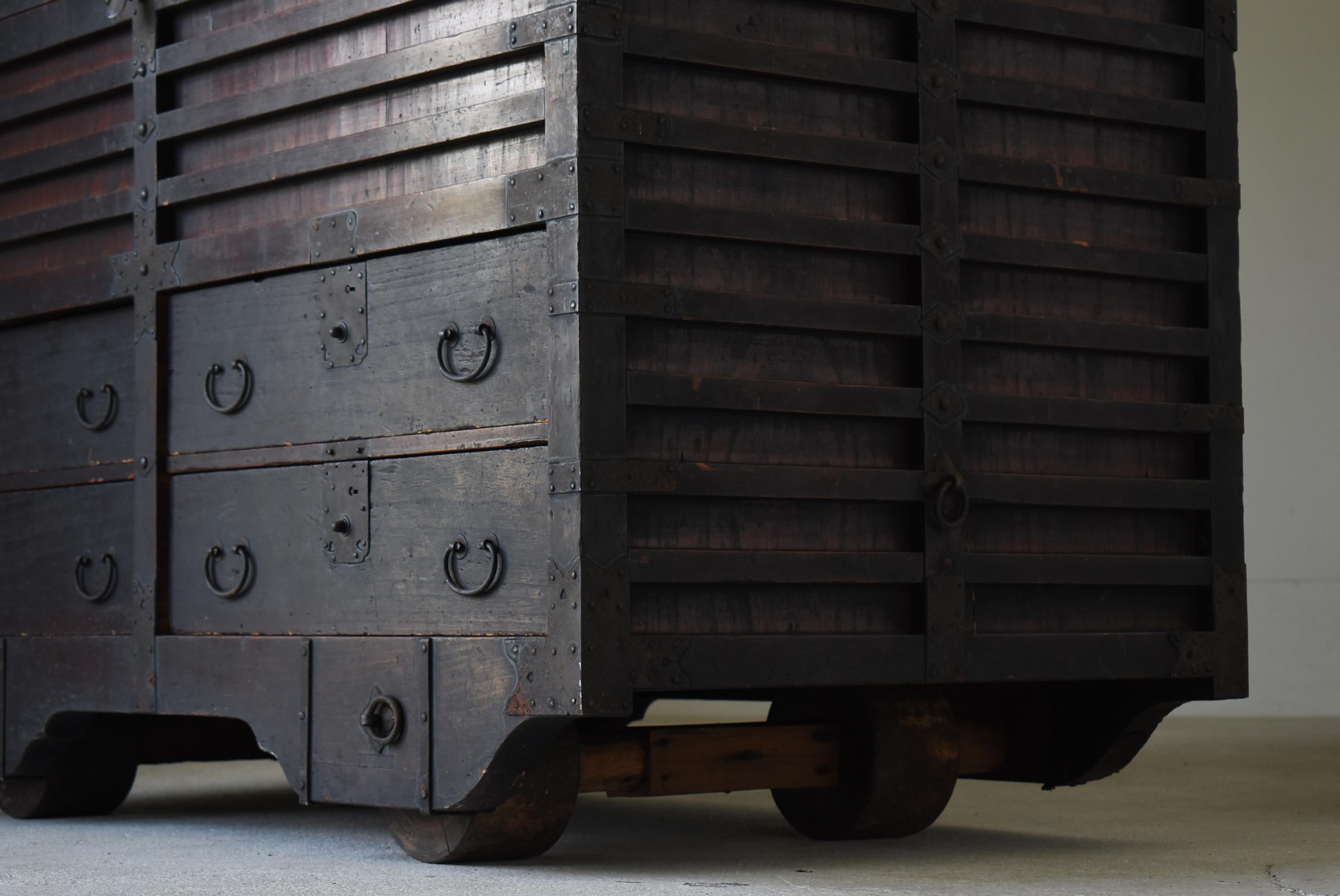 Japanische antike große Kuruma Tansu 1800er-1860er Jahre / Schrank Sideboard Wabi Sabi, Wabi Sabi, antik (Eisen) im Angebot