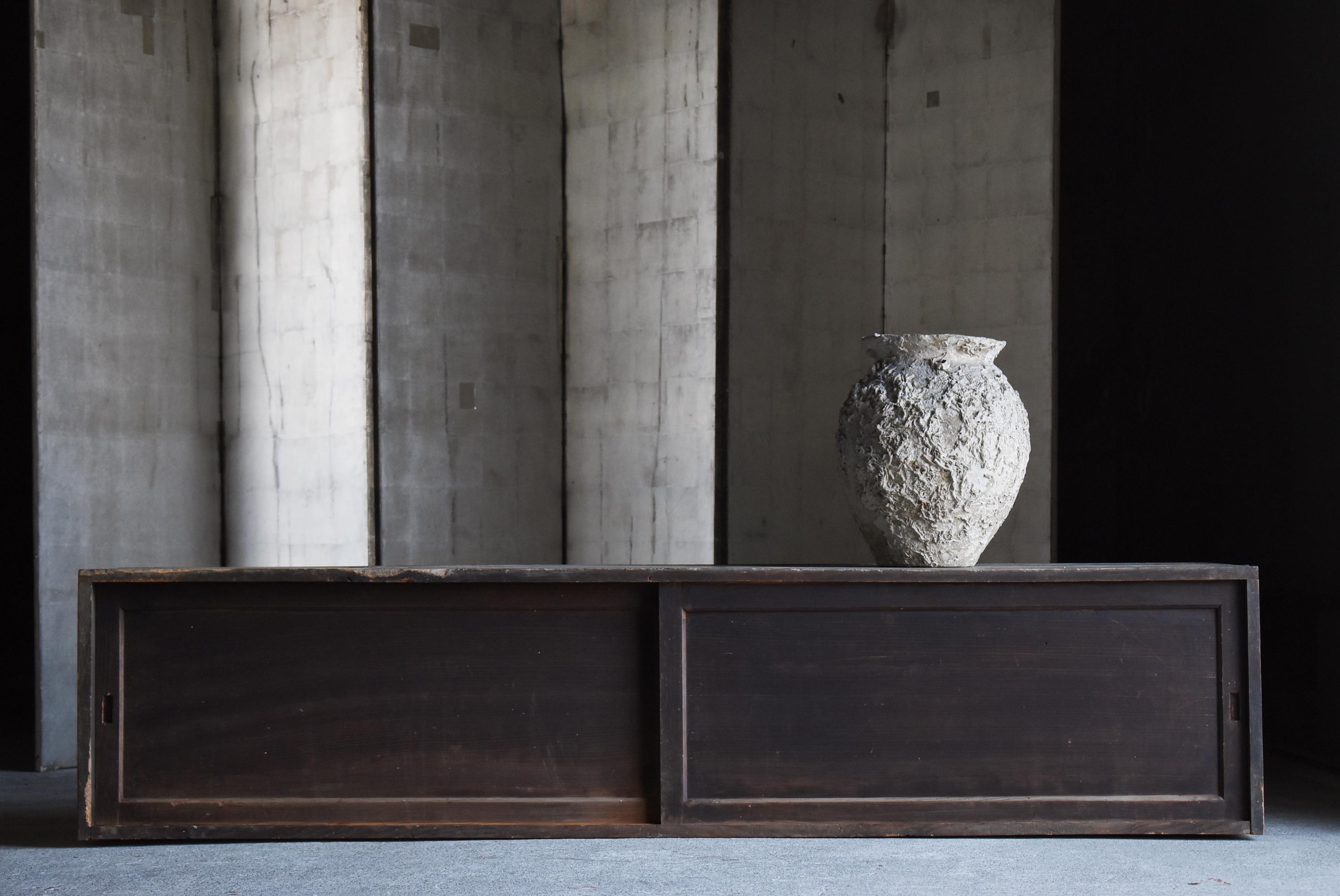 Il s'agit d'un ancien lowboard fabriqué au Japon.
Fabriqué pendant la période Showa (années 1900-1940), il est en bois de cèdre à l'aspect doux.

Le design linéaire et understated design donne une impression de sérénité et de propreté qui reflète le