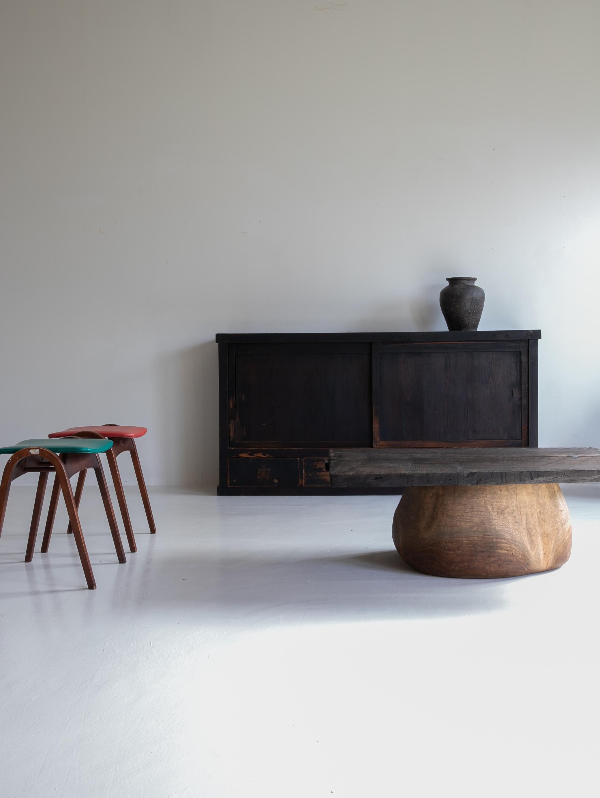 Very old low table made in Japan.
Simple design with a single board on a stump.
The furniture is from the Meiji period (1860s-1920s).

The top wood board is ceder type wood.
The stump is zelkova type wood.
Each material itself is very unique and