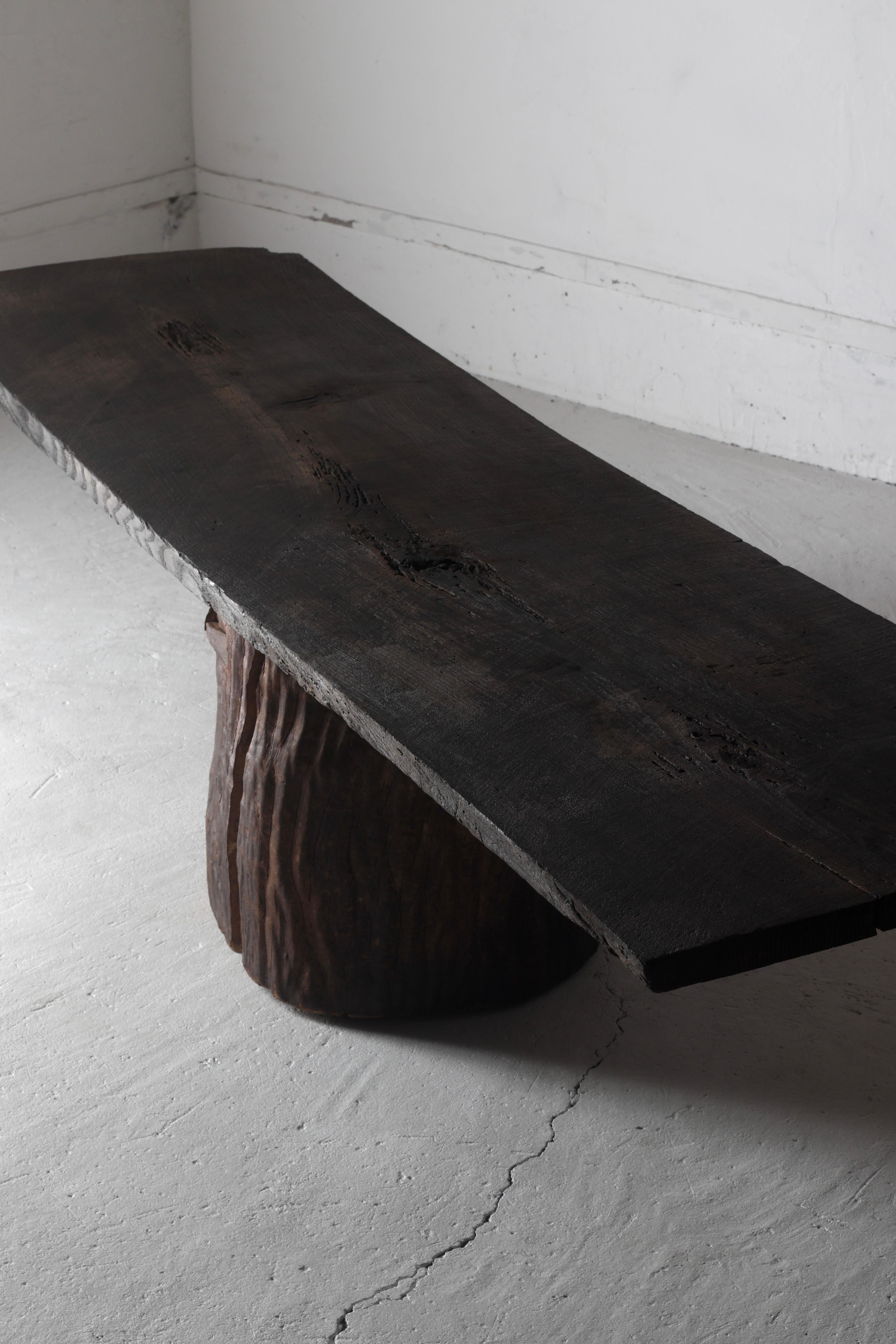 This is a low table that combines old Japanese wood.

The top board is a large chestnut board, and the wood grain is powerful and beautiful.

The front and back are black, so you can use it on either side.

The base is an old mortar, and zelkova is