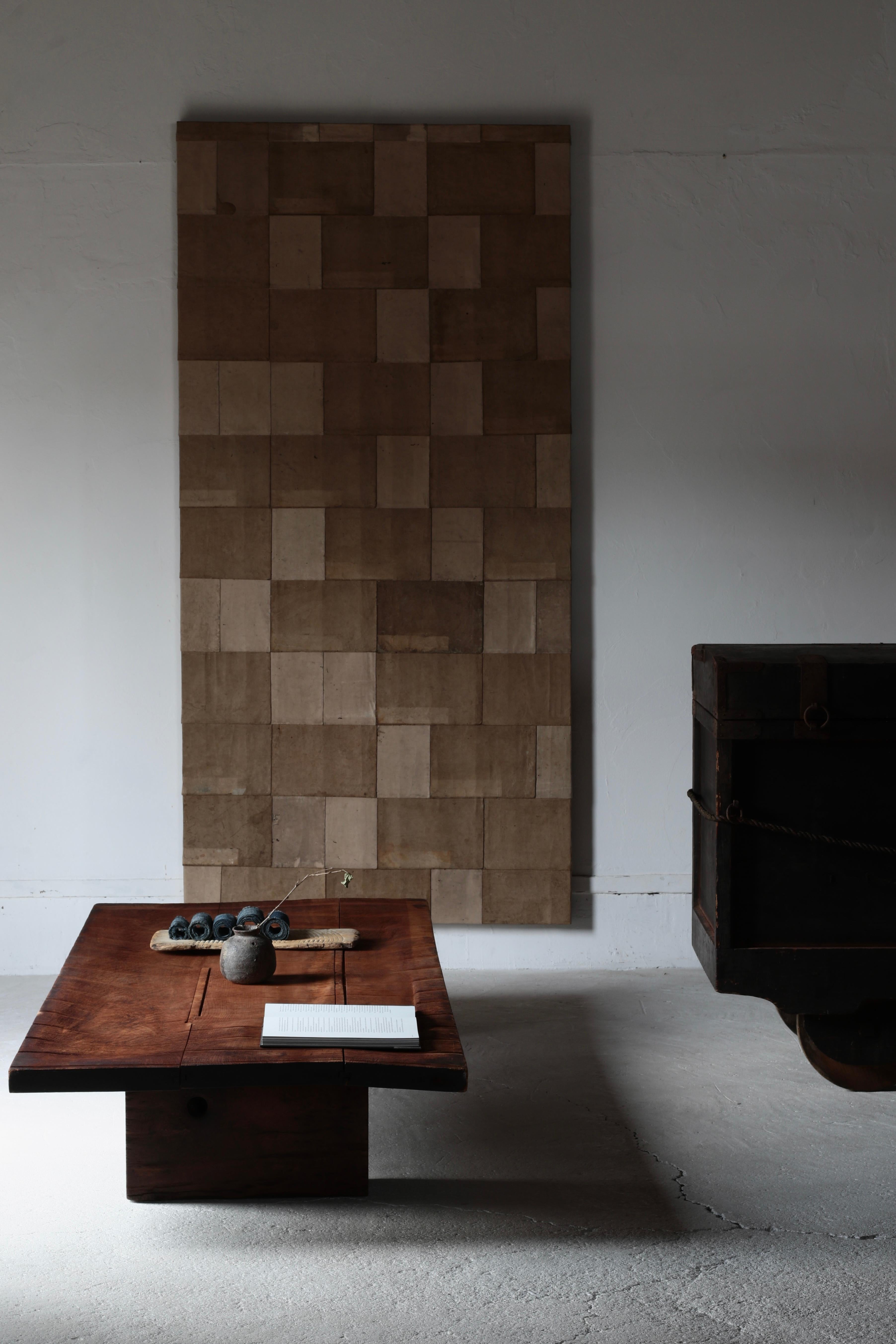 Dies ist ein großer, niedriger Tisch aus altem japanischem Holz.

Die Tischplatte ist sehr groß, und die Oberfläche ist gewellt, als ob sie im Laufe der Zeit abgeschabt worden wäre, und es gibt Spuren davon, dass sie mit einer Art Schnur