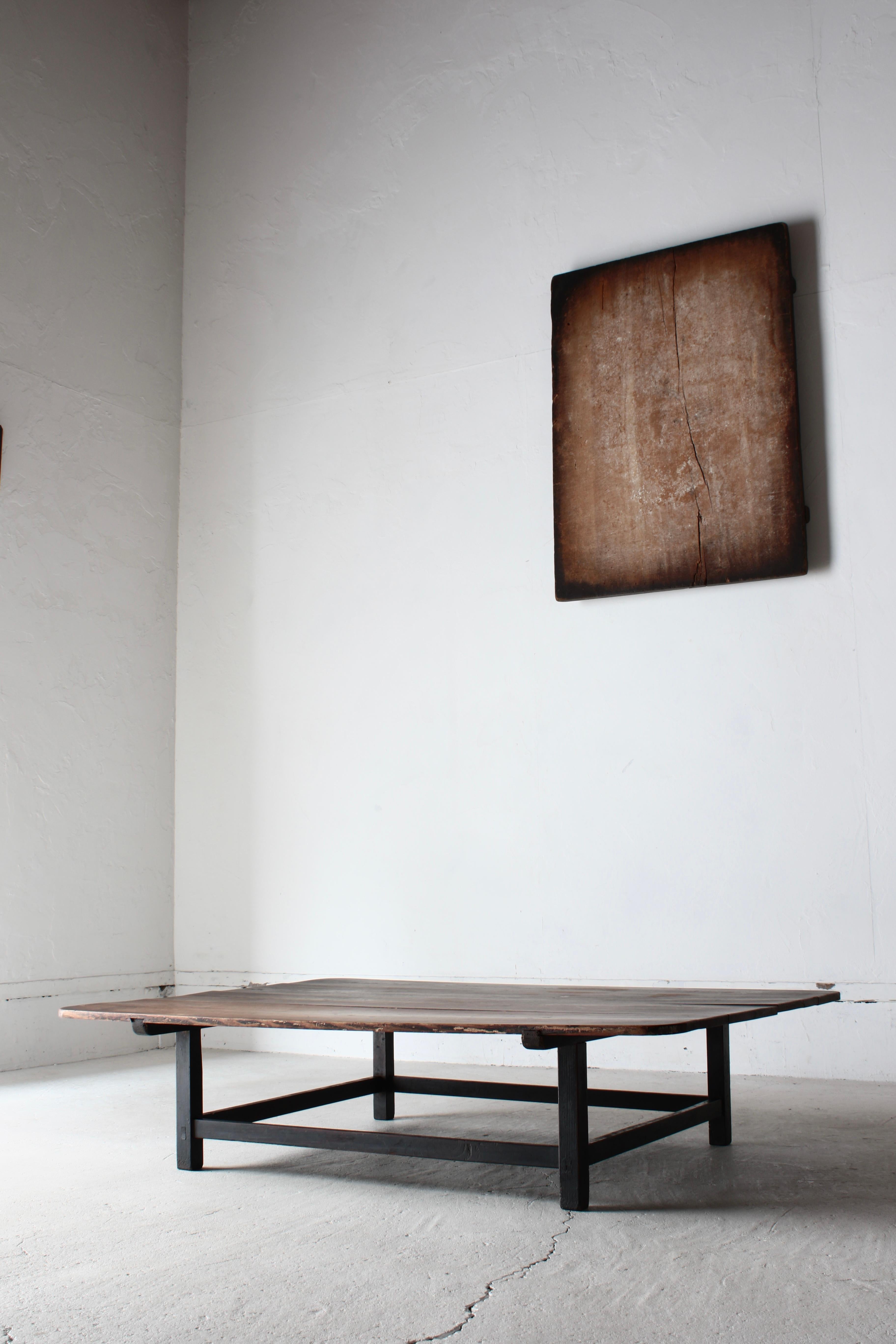 This is an old Japanese low table.

Pine is used for the top plate, and cedar is used for the legs.

You can see that it was assembled without the use of nails and was made by very skilled craftsmen of the time.

The natural color of the top plate