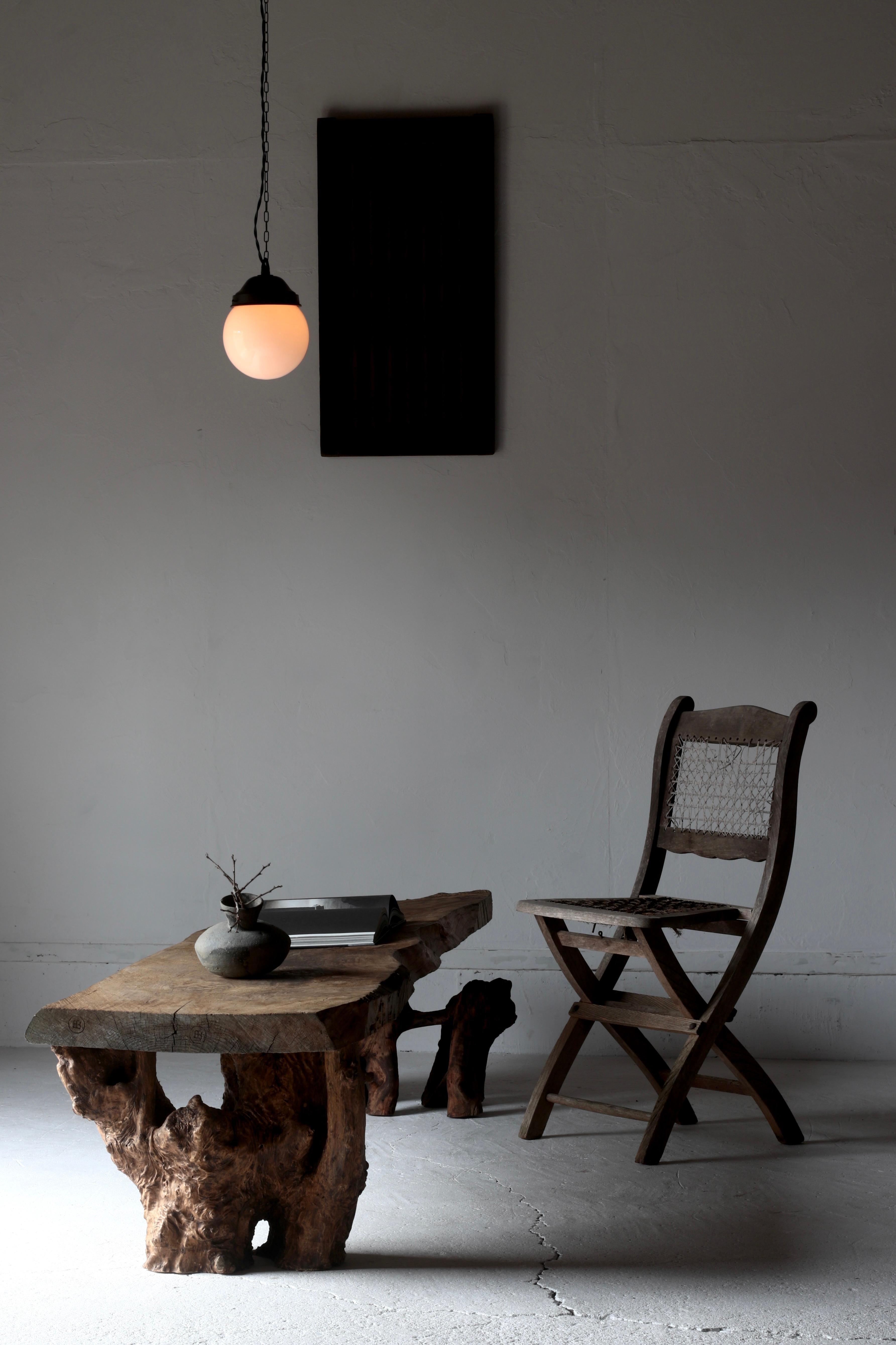 This is a low table that combines old Japanese wood.

The top board is used with very heavy pine.

The natural color change over time has a unique expression that cannot be expressed in paint.

One of the base trees is a zelkova and the other is