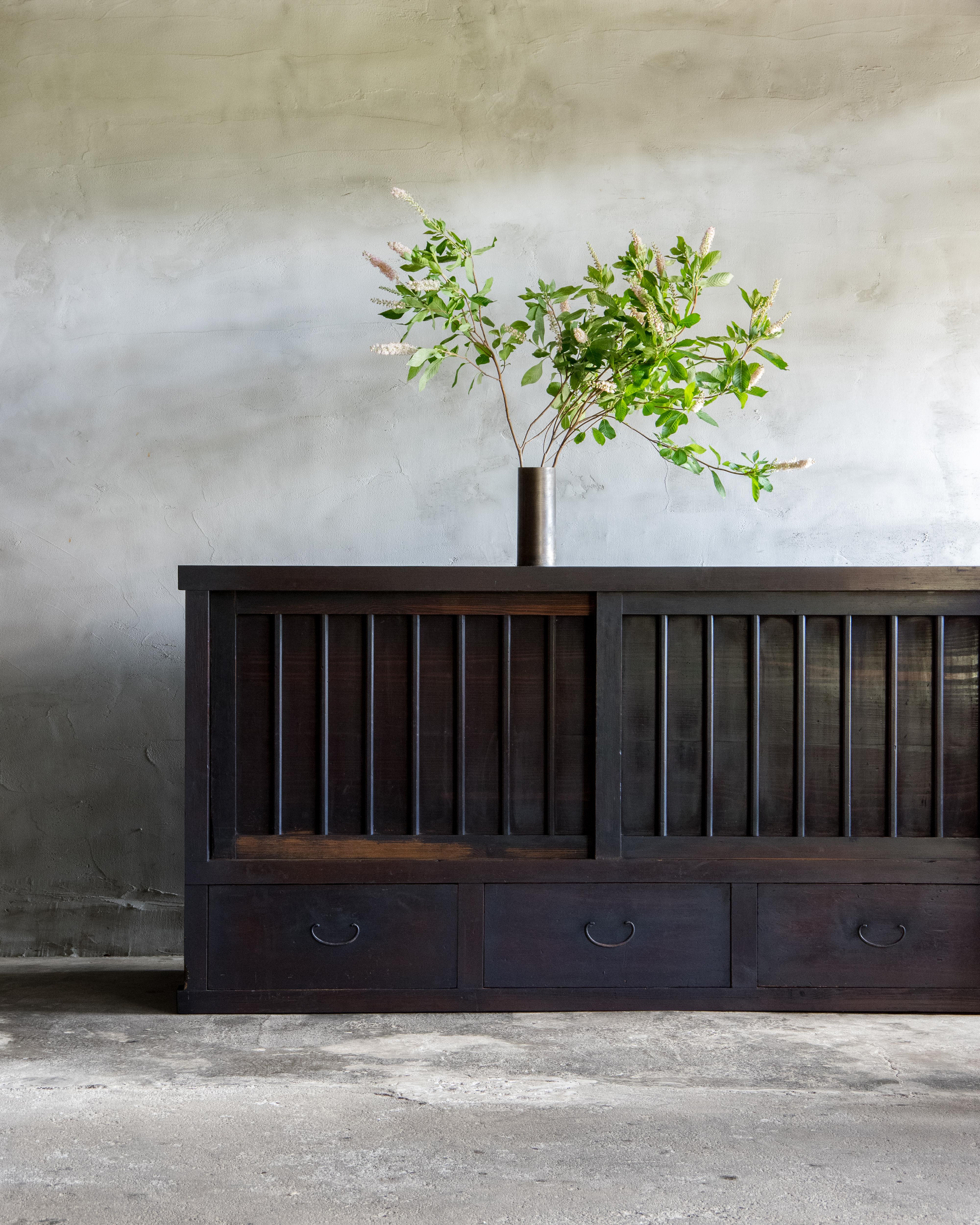 Cèdre Grand Tansu japonais ancien Mizuya, ère Meiji '1868-1912', Wabi Sabi en vente