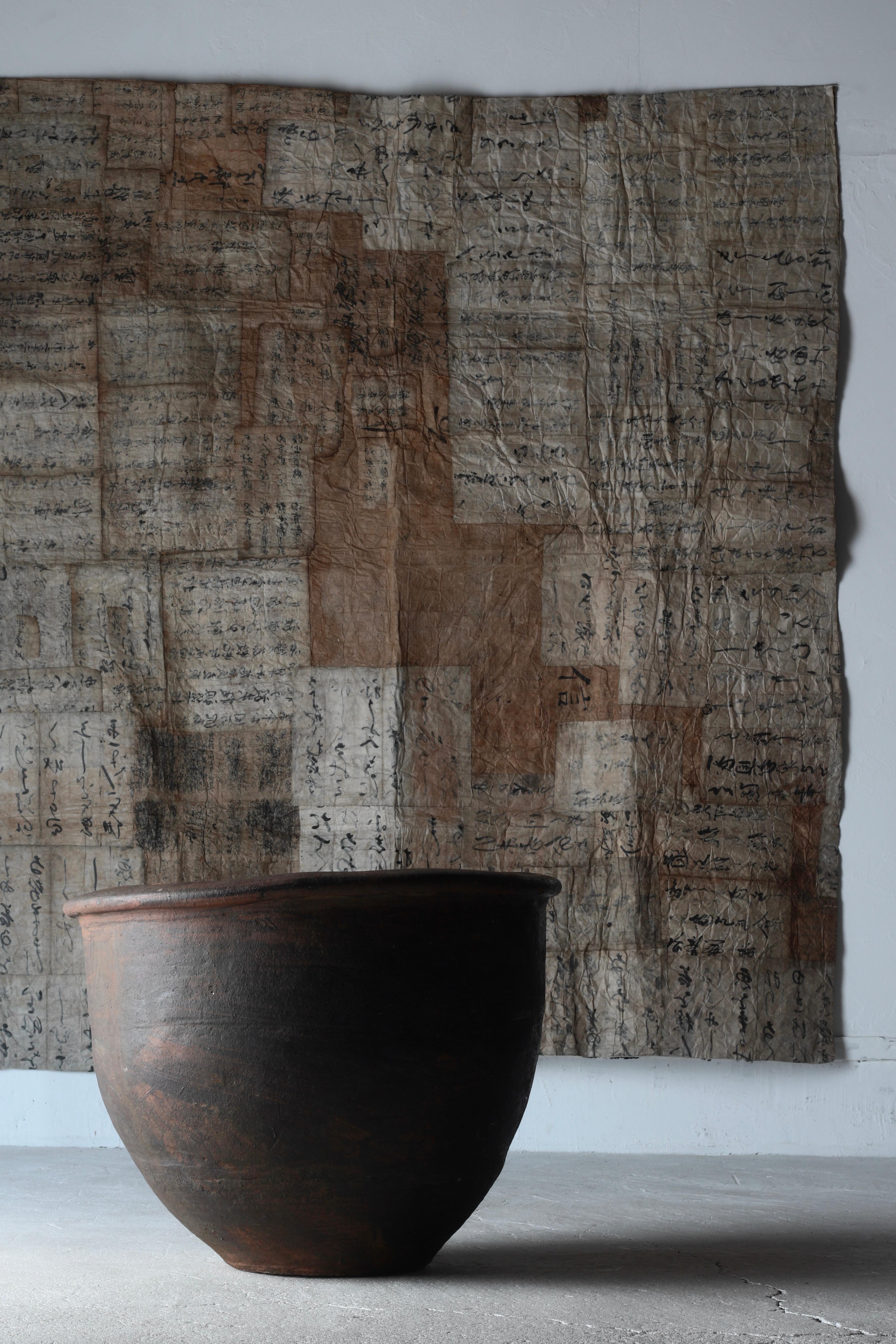 This is a large old Japanese paper, and it is speculated that it may have been used for sericulture.

The appearance of being randomly pasted to increase the thickness of the paper has changed like art due to changes over time.

The appearance