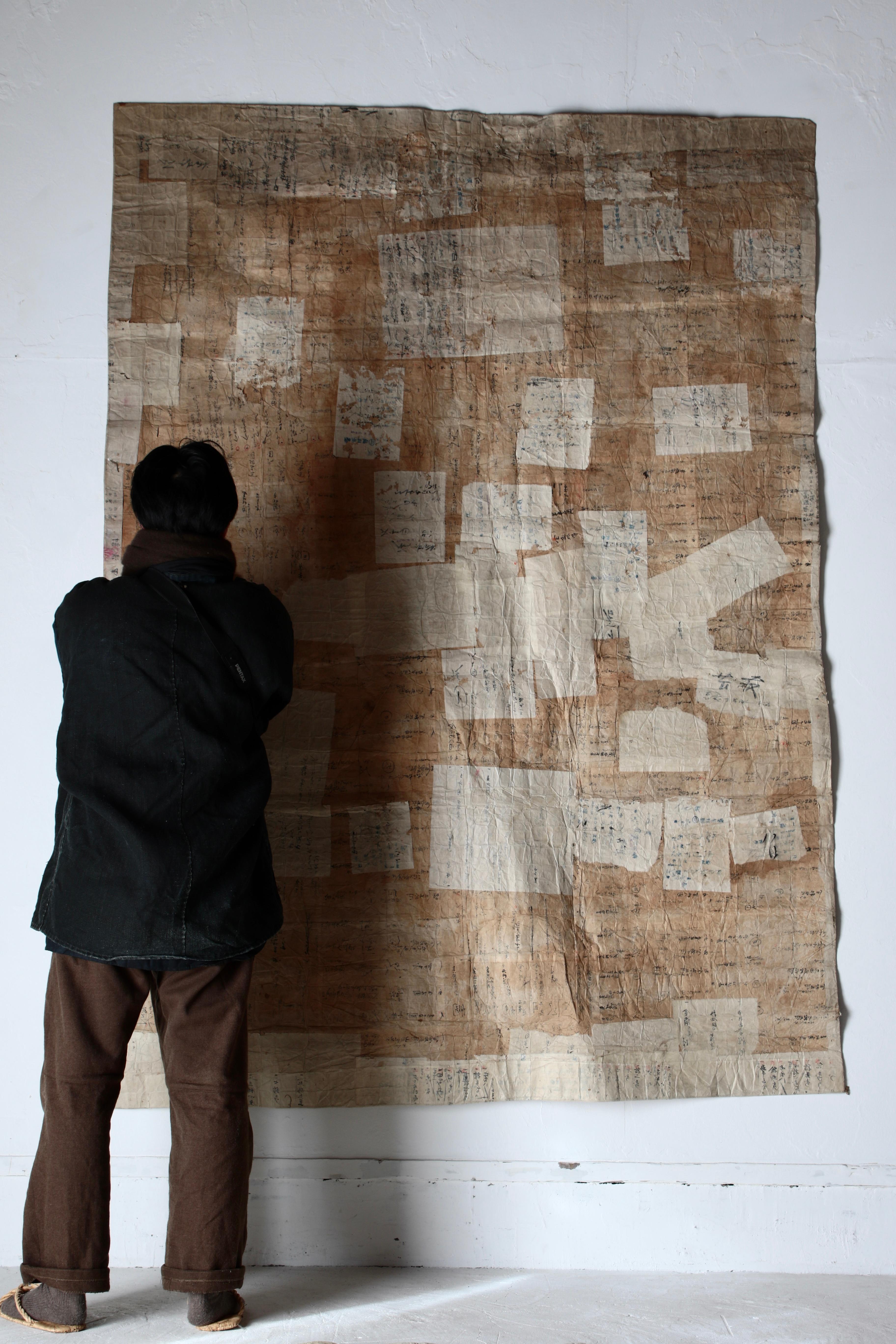 This is a large old Japanese paper, and it is speculated that it may have been used for sericulture.

The appearance of being randomly pasted to increase the thickness of the paper has changed like art due to changes over time.

The appearance