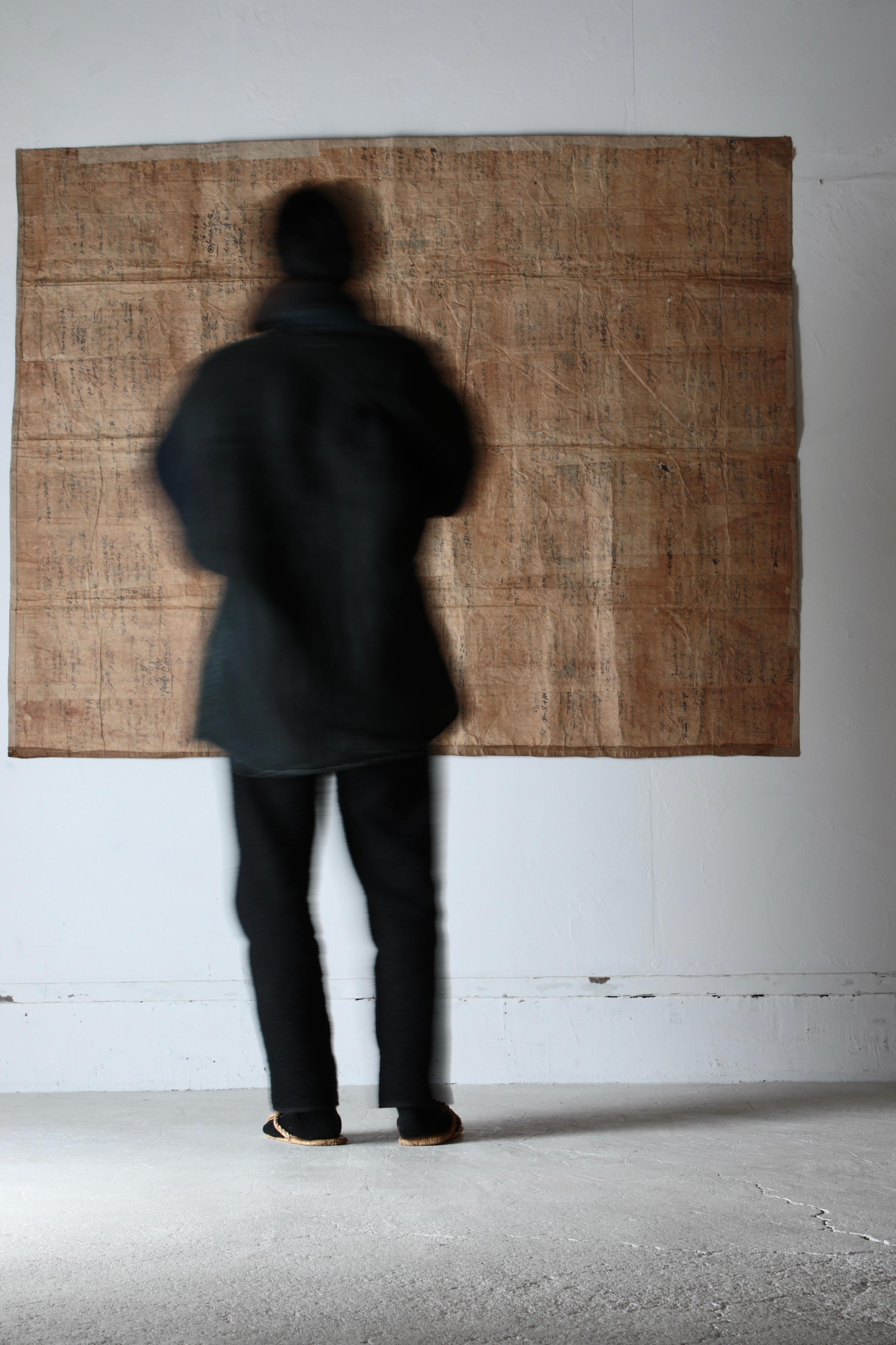 This is a large old Japanese paper, and it is speculated that it may have been used for sericulture.

The appearance of being randomly pasted to increase the thickness of the paper has changed like art due to changes over time.

The appearance