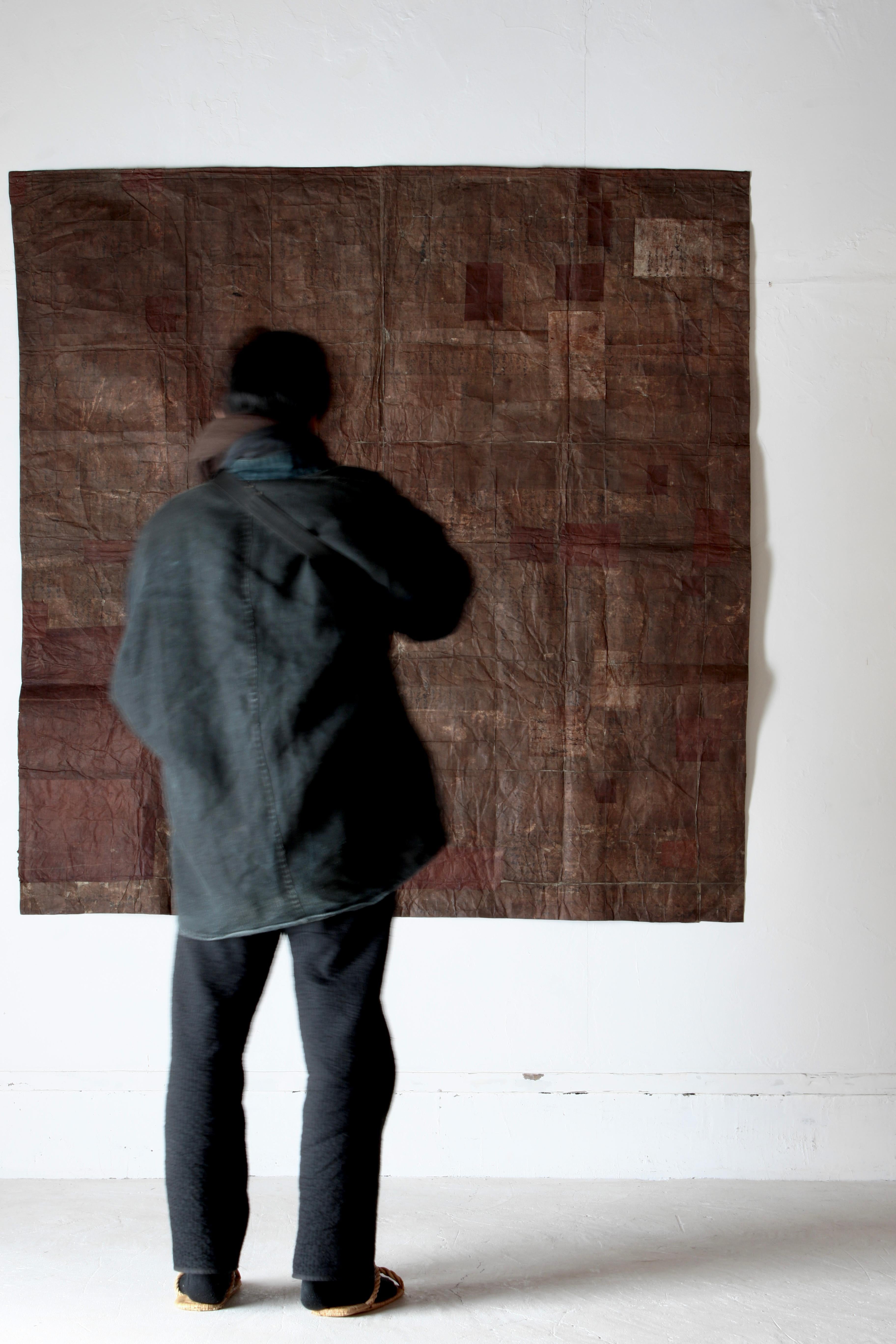 Se especula que se trata de un gran papel japonés antiguo que se utilizaba para la sericultura.

Se aplica papel recubierto de astringente de caqui como refuerzo, y la concentración de color varía según el lugar debido al envejecimiento. Parece un