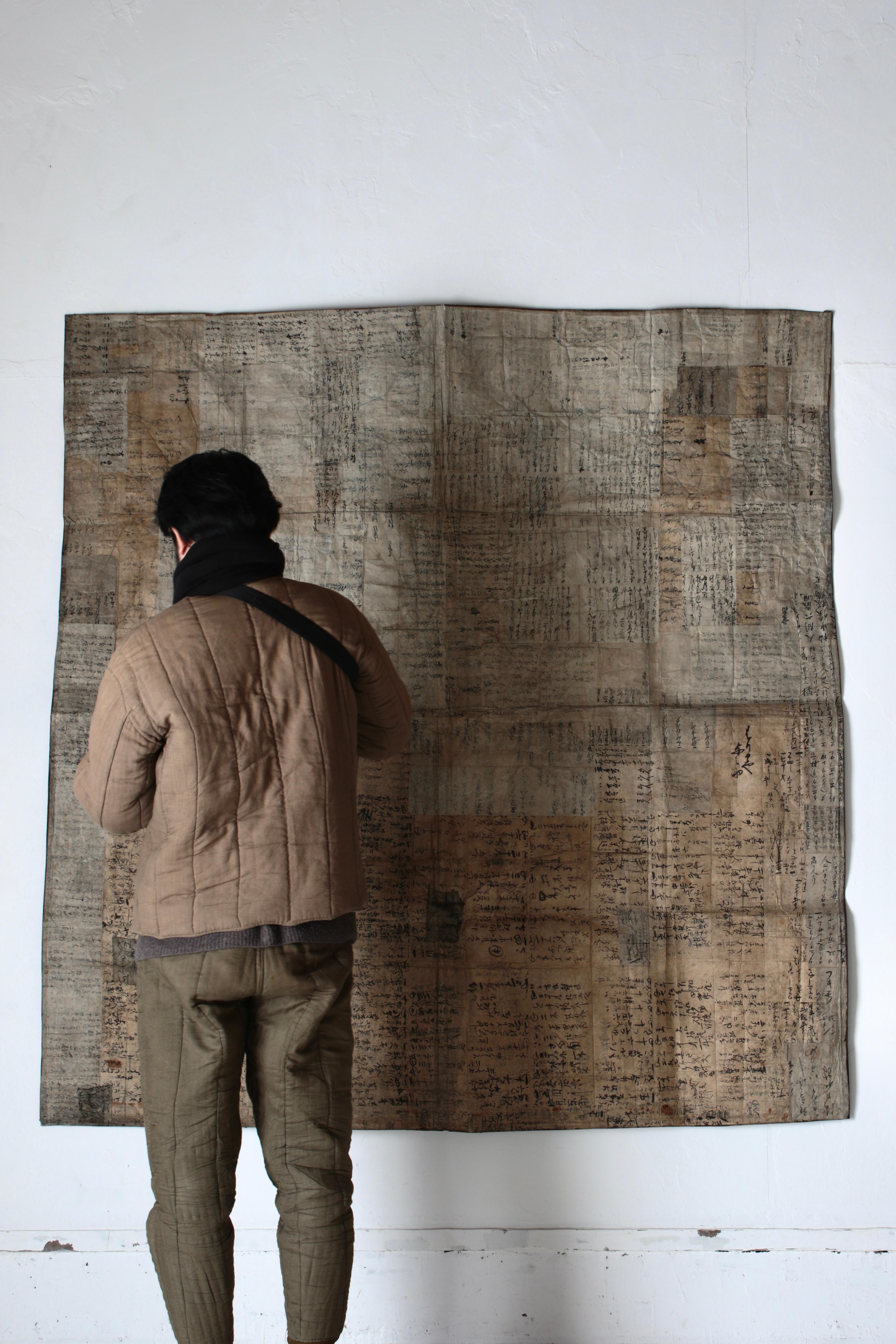 It is speculated that this is a large old Japanese paper that was used for sericulture.

One side is coated with persimmon astringent, and the color concentration varies depending on the location due to aging. The paper is pasted for reinforcement