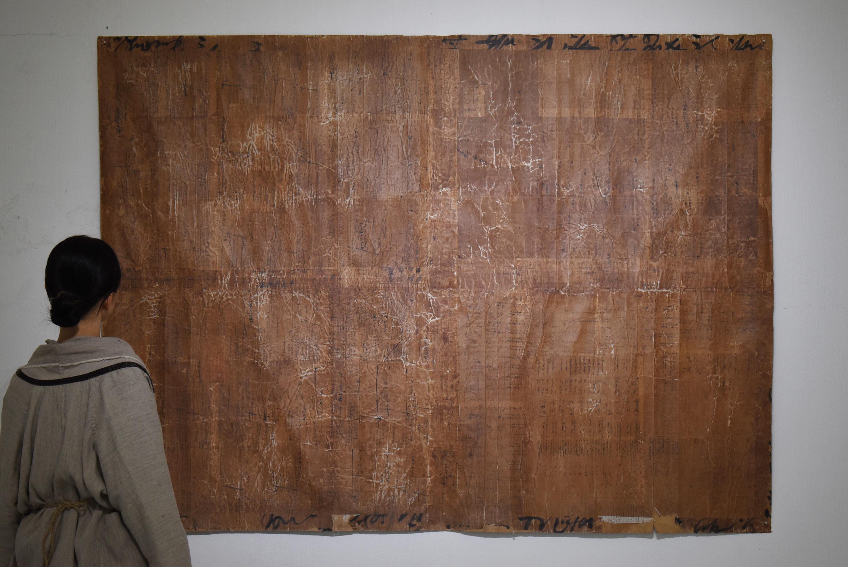Il s'agit d'un très vieux papier mat japonais.
Réalisé pendant la période Meiji (1860-1920), il est très grand, mesurant environ 1900 mm x 1420 mm.

Le papier japonais est soigneusement collé et la surface est enduite de tanin de kaki pour la rendre