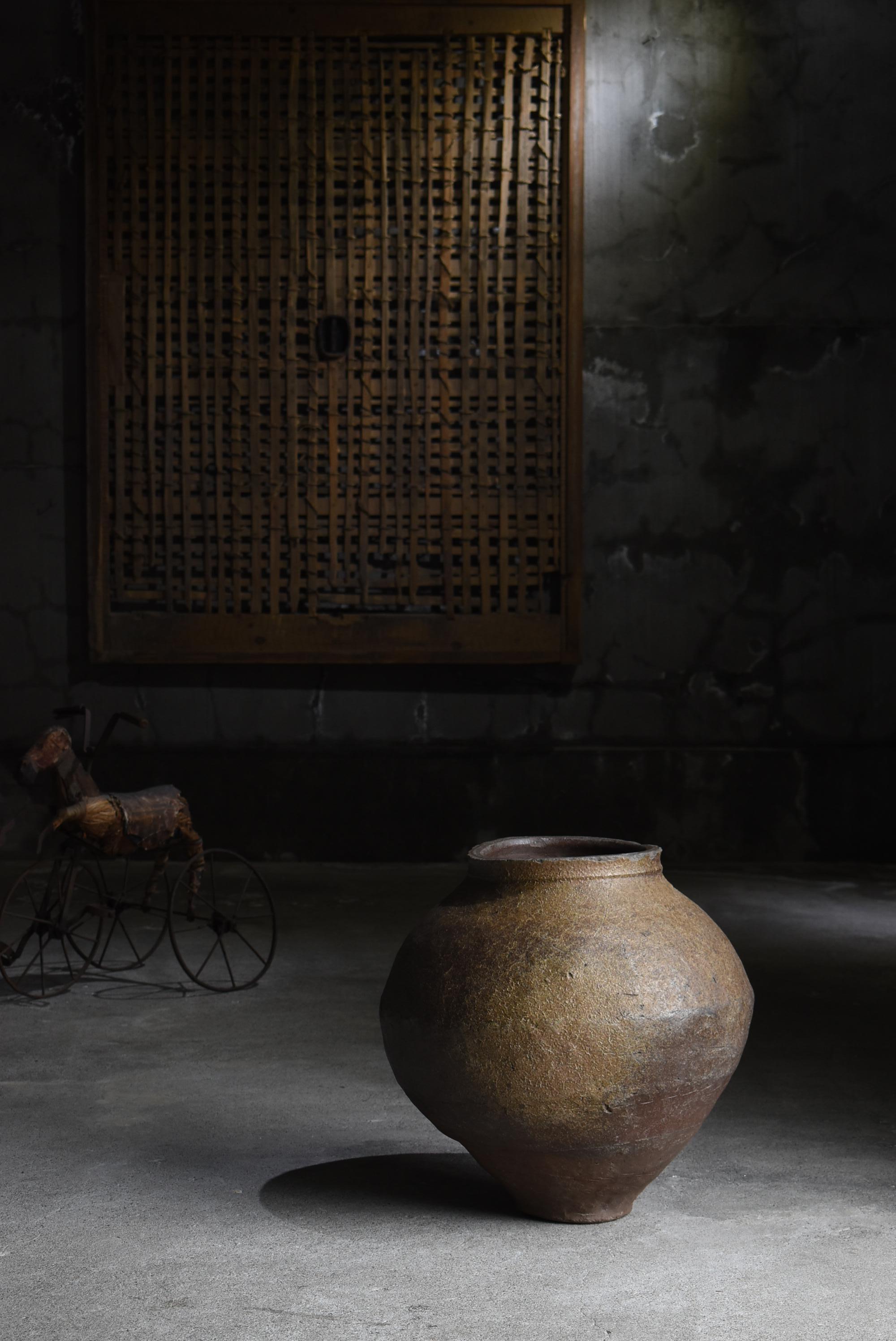 Il s'agit d'une poterie japonaise très ancienne et de grande taille.
Il s'agit du Tokoname-yaki.
Cette poterie a été fabriquée entre le 14e et le 16e siècle.

La forme déformée est très unique.
Il est très beau sous tous les angles.

Il est stable