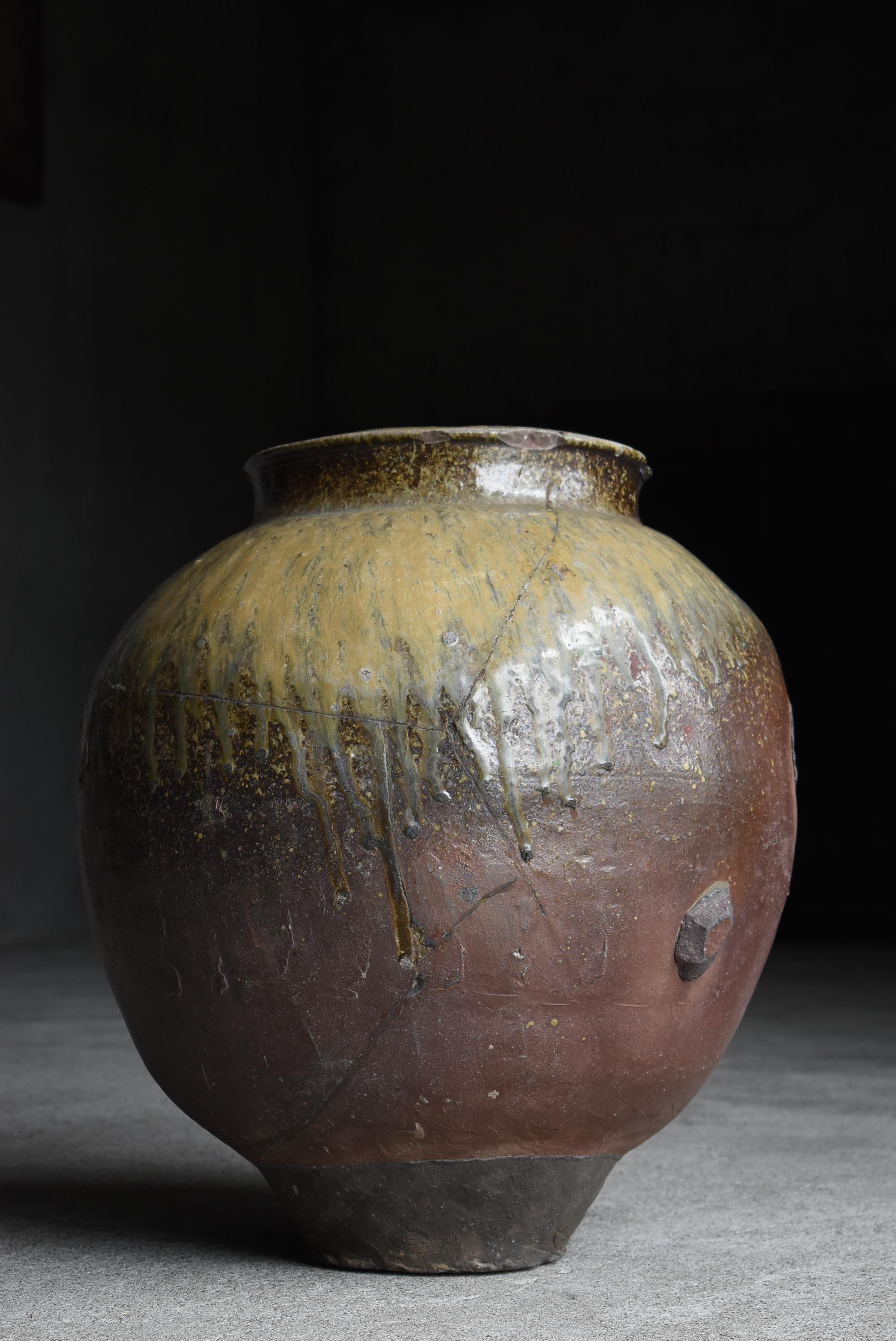 Se trata de una cerámica japonesa muy antigua y de gran tamaño.
Esta cerámica data del periodo Edo (1700-1800).
En Japón se llama Tokoname.
Es una cerámica muy rara.

La forma alabeada única es preciosa.
El esmalte tiene un color precioso y está