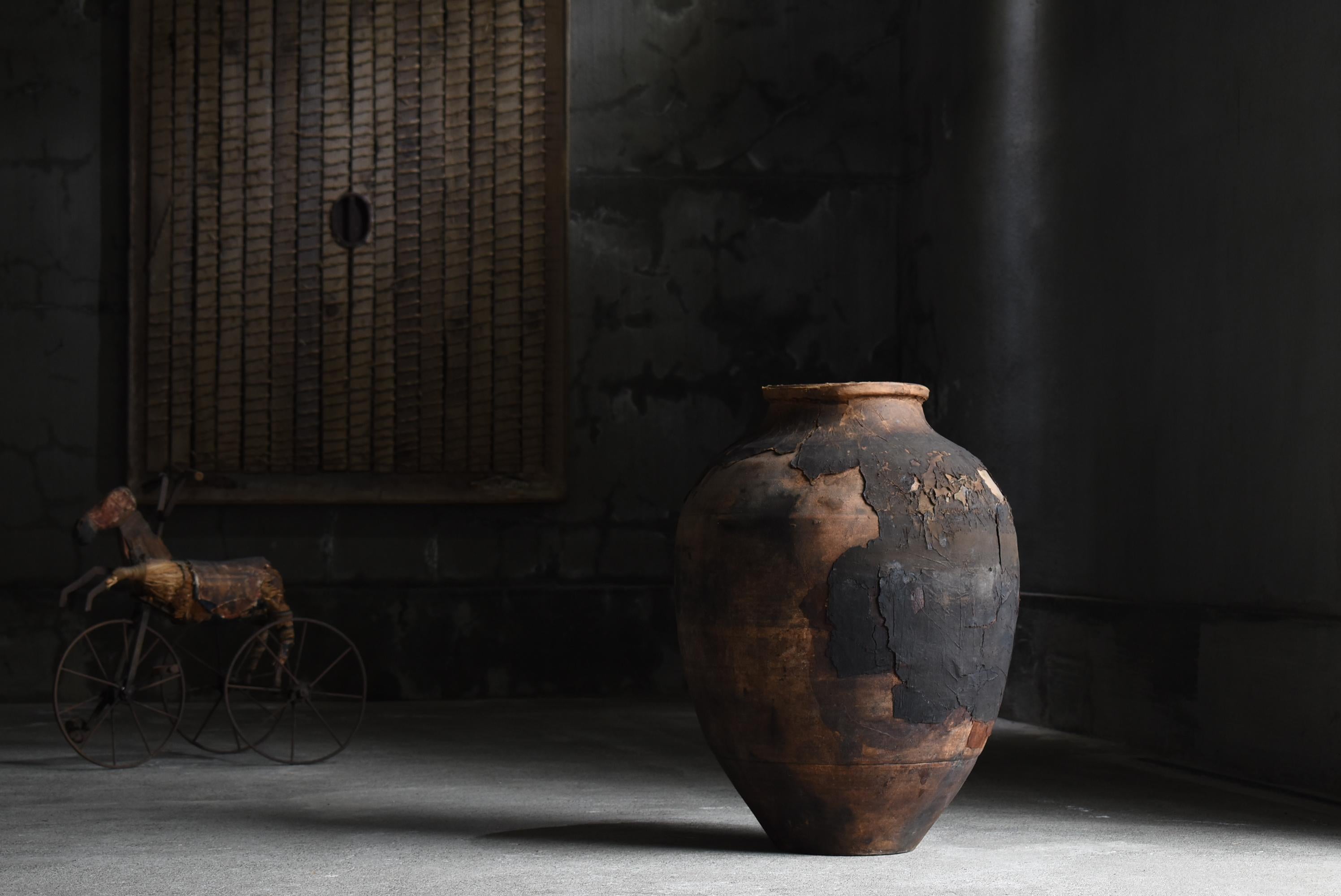 Dies ist eine sehr alte, mit Papier überzogene Keramik, die in Japan hergestellt wurde.
Sie stammt aus der Meiji-Zeit (1860-1900).

Diese große Vase diente dem Transport und der Aufbewahrung von Teeblättern.
Es scheint mit Papier überzogen worden zu