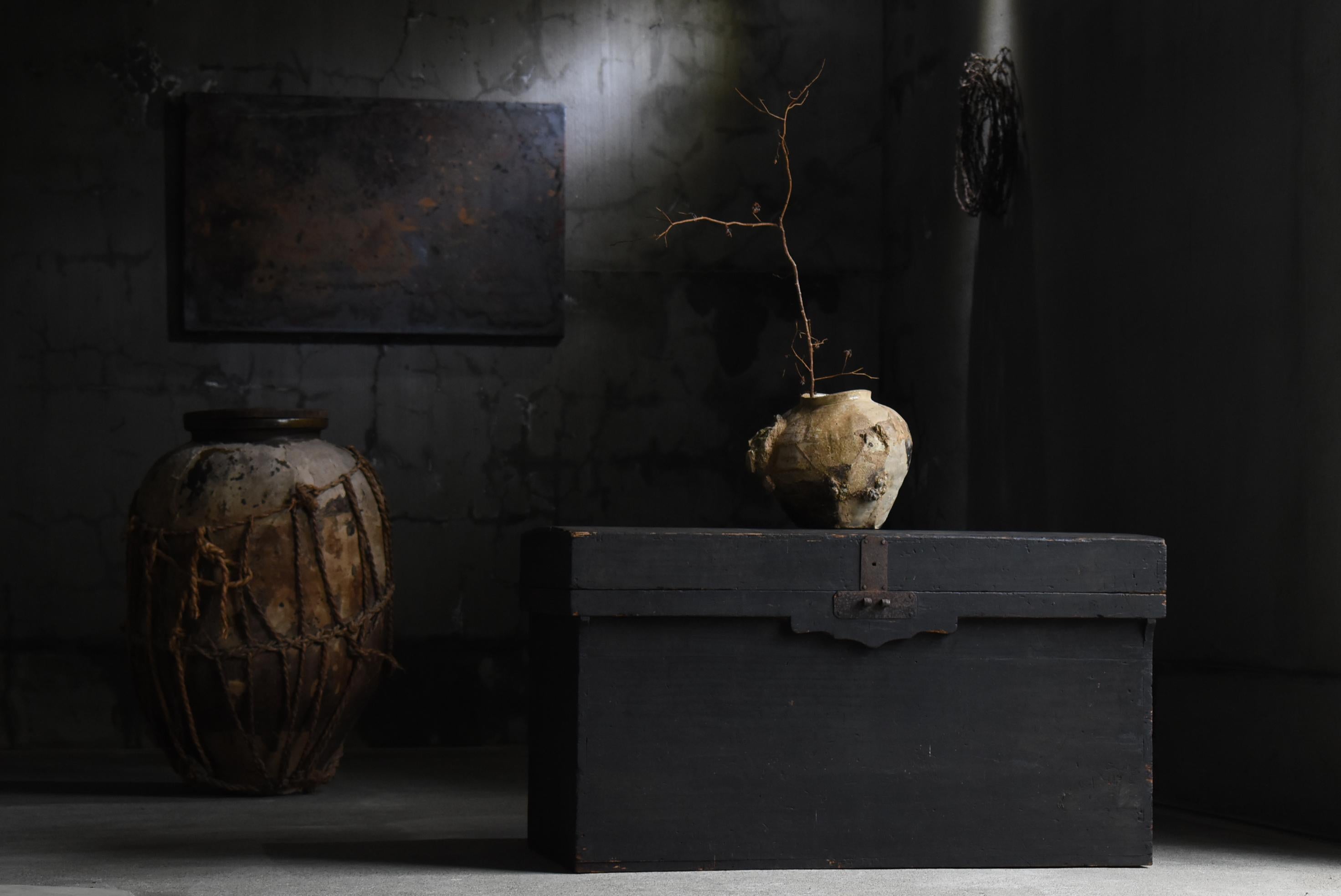 Très ancien buffet japonais (Tansu).
Fabriqué pendant la période Meiji (1860-1900).
Le matériau utilisé est le bois de paulownia, un matériau de haute qualité.

Il s'agit d'un type de boîte doté d'une grande capacité de stockage.
Pas de décoration