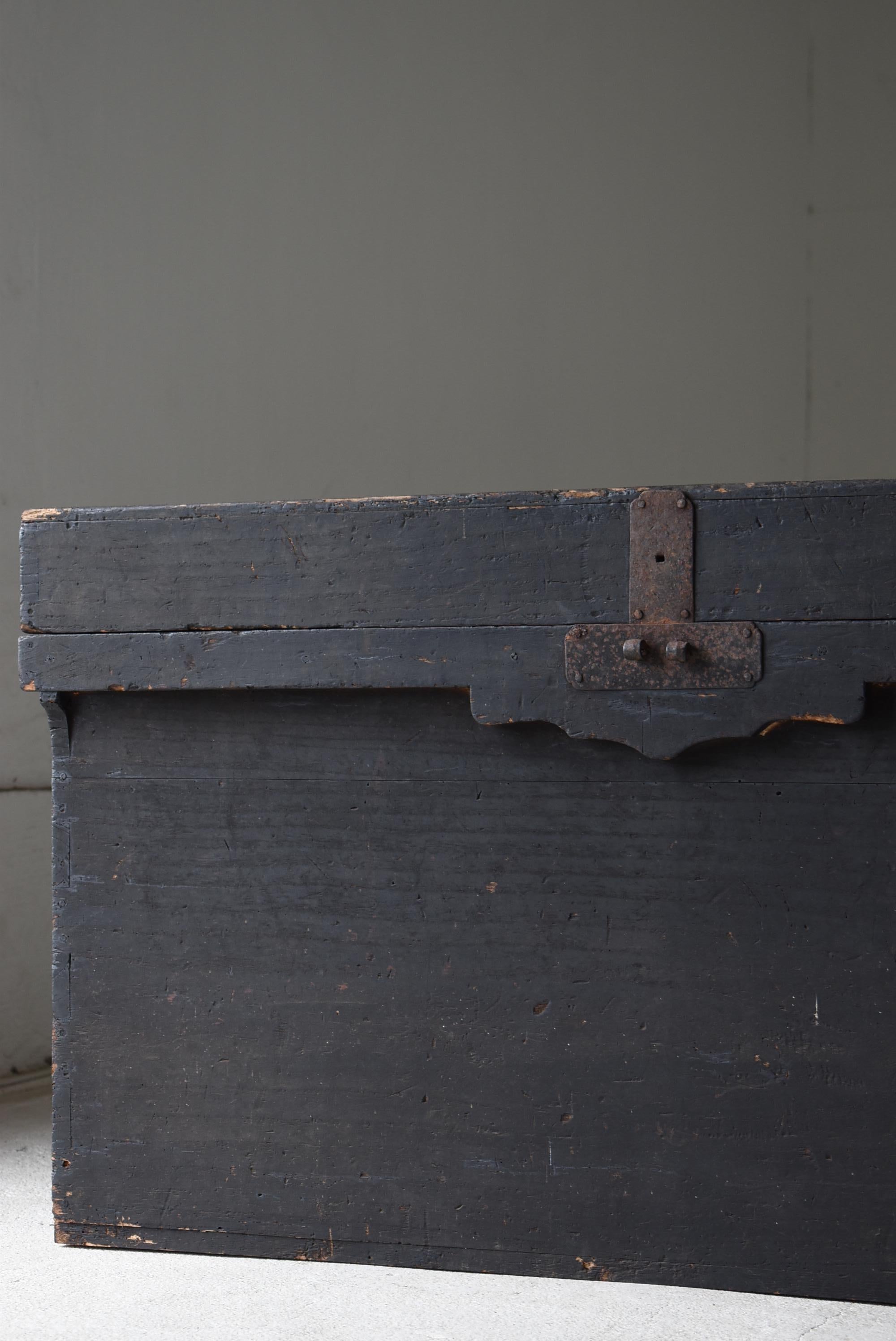 Japanese Antique Large Sideboard 1860s-1900s / Tansu Storage Box Wabi Sabi In Good Condition For Sale In Sammu-shi, Chiba