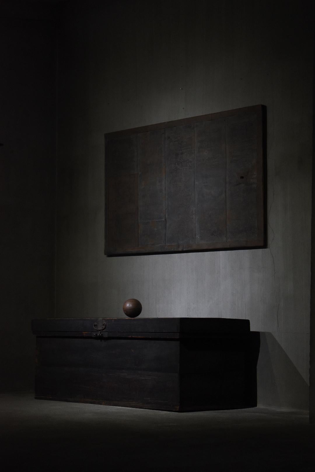 Très ancien grand buffet japonais.
Fabriqué pendant la période Meiji (1860-1900).
Le matériau utilisé est le bois de cèdre.

Type de boîte avec une grande capacité de stockage.
Une conception ultime, simple et légère.
La couleur fumée noir de jais