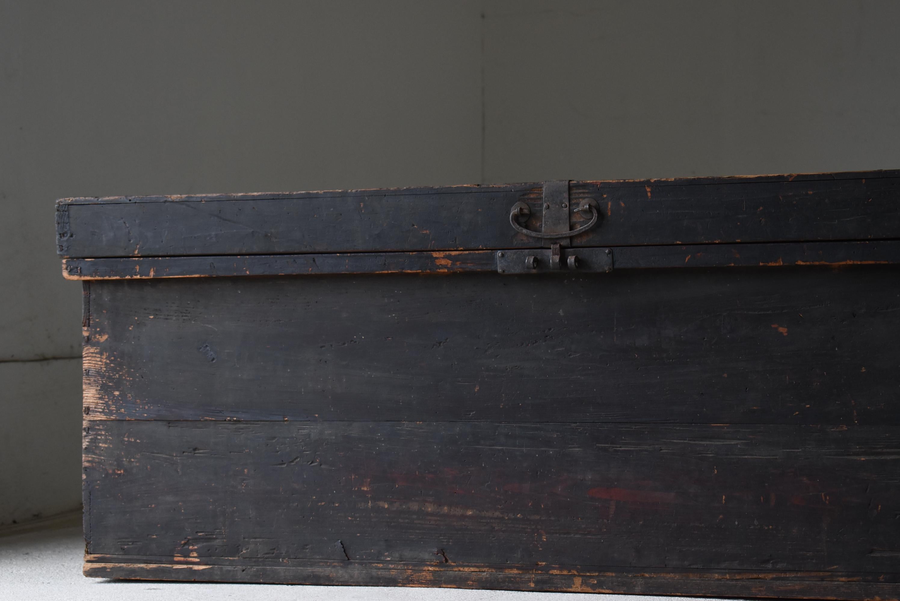 Travail du bois Grand buffet japonais des années 1860-1900 / Boîte de rangement Tansu Wabisabi