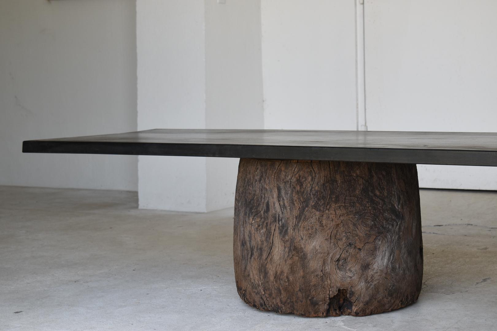 Large table in a very old Japanese primitive style.
It is a simple style with a single board on a stump.
The furniture dates from the Meiji period (1860s-1900s).

The top is made of cedar and the stump is made of zelkova.
Each material is