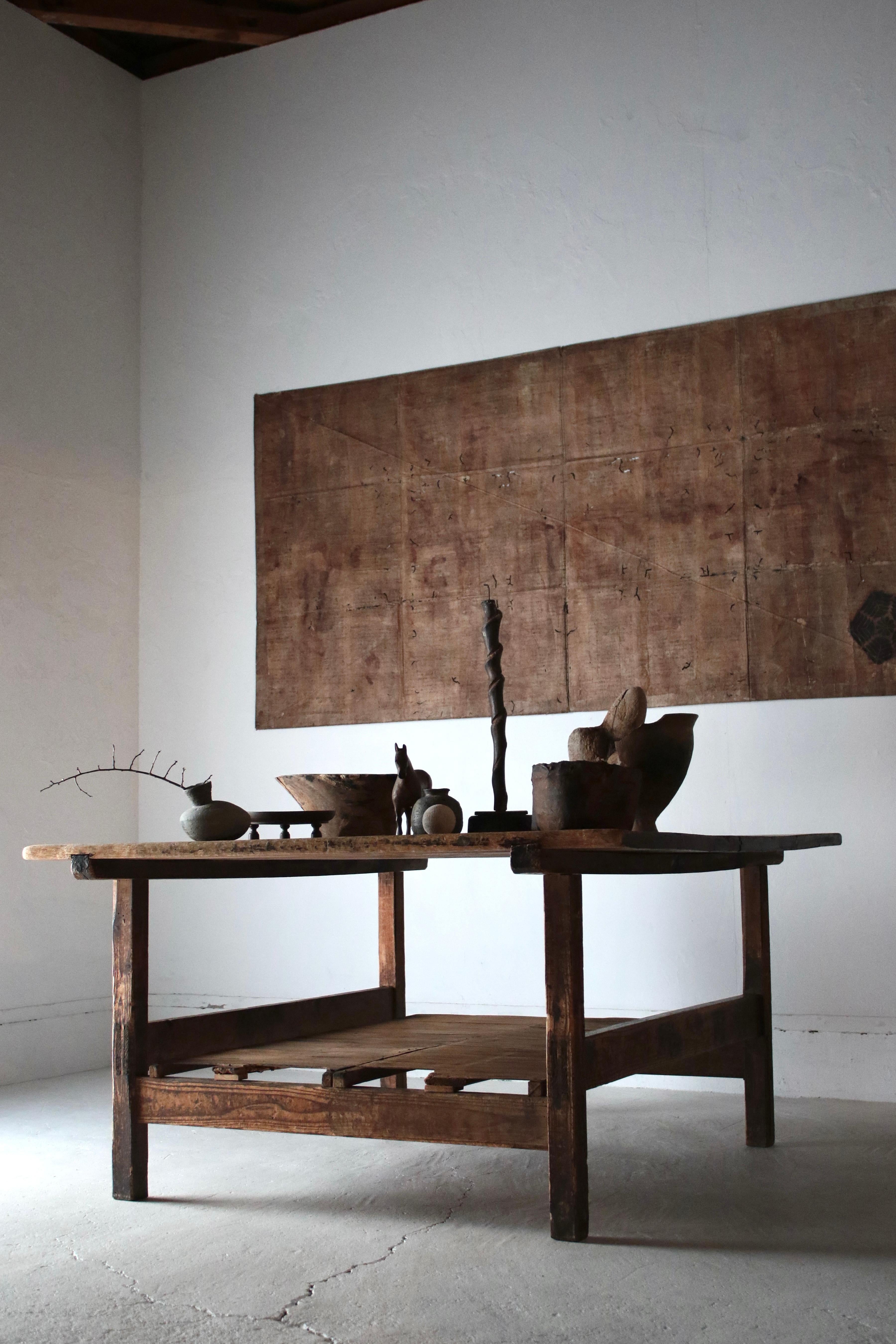 This is a table used by a sake brewing company (founded in the Edo period) in the Tohoku region of Japan.

For a long time, it was placed in a place for people who worked in the company to rest and was used as an office work table for employees.

It